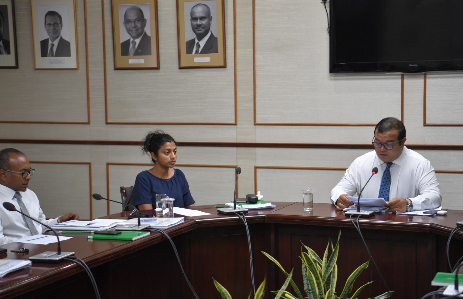 ރައްޔިތުންގެ މަޖިލިހުގެ 241 ކޮމިޓީގެ ބައްދަލުވުމުގައި މުގައްރިރު، ހިތަދޫ އުތުރު ދާއިރާގެ މެމްބަރު މުހައްމަދު އަސްލަމް ބައިވެރިވެވަޑައިގަންނަވަނީ. --- ފޮޓޯ: މަޖިލިސް