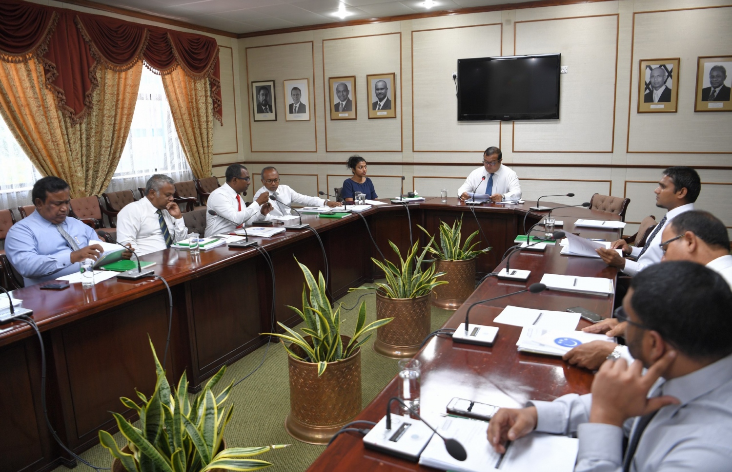 ރައްޔިތުންގެ މަޖިލިހުގެ ސަލާމަތީ ހިދުމަތްތަކާ ބެހޭ ކޮމިޓީ (241 ކޮމިޓީ) ގެ މިއަދުގެ ބައްދަލުވުން ކުރިއަށް ދަނީ. --- ފޮޓޯ: މަޖިލިސް