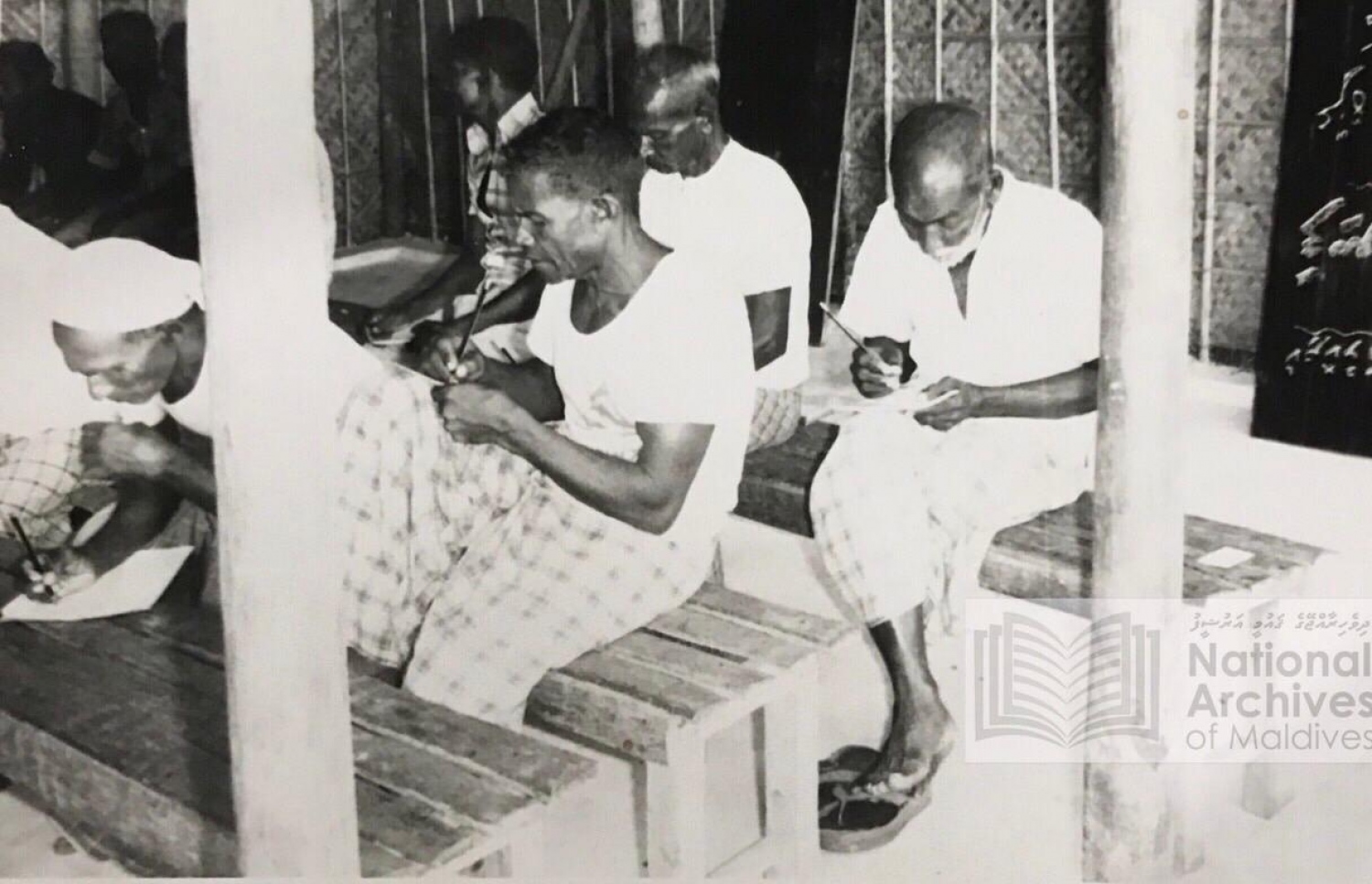 އަސާސީ ތައުލީމު އުނގަންނައިދިނުމަށް މައުމޫން ހިންގެވި ކްލާހުގައި ބަޔަކު ކިޔަވަނީ-- ނެޝަނަލް އާކައިވްސް އޮފް މޯލްޑިވްސް