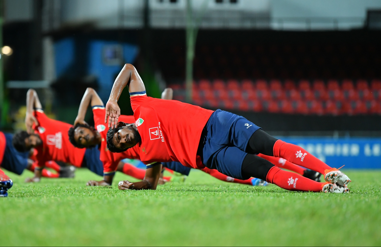 މާލެ: ސެޕްޓެމްބަރު 9، 2019: ވޯލްޑް ކަޕް ކޮލިފައިންގައި ދިވެހިރާއްޖެއާޢި ޗައިނާ ވާދަކުރާ މެޗުގެ ޕްރެކްޓިސް ފެށުން.-- ފޮޓޯ: ހުސައިން ވަހީދު /މިހާރު