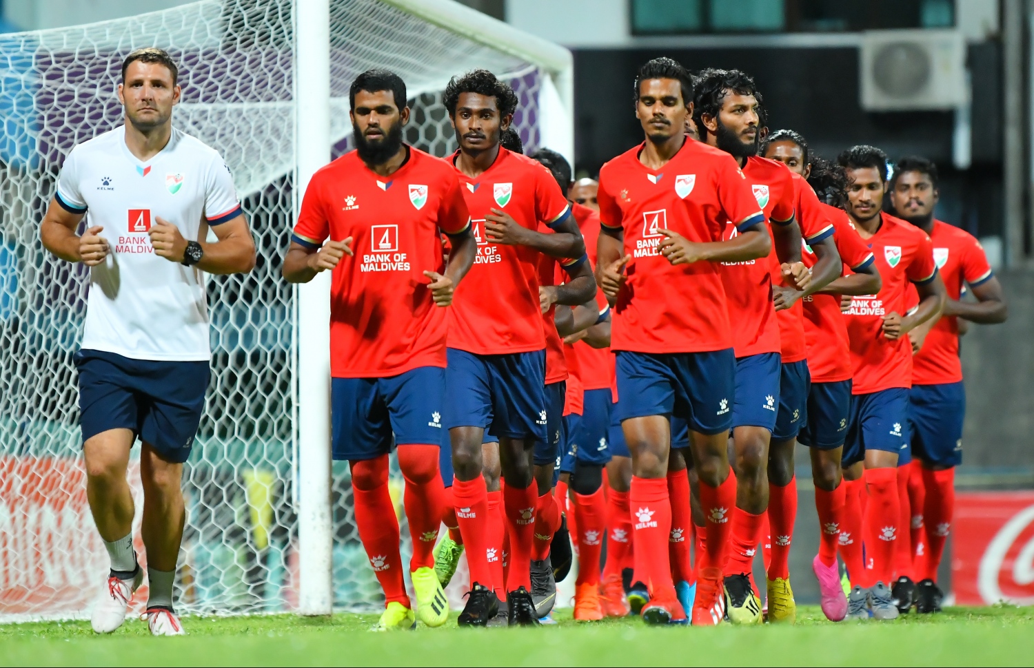 ކޮލިފައިންގައި ޗައިނާއާ ދެކޮޅަށް މާލޭގައި ކުޅުނު މެޗުގެ ތެރެއިން ގައުމީ ޓީމު ފަރިތަކުރަނީ. -- ފޮޓޯ: ހުސައިން ވަހީދު /މިހާރު