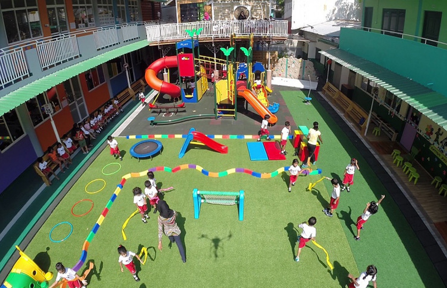 ކެންގަރޫ ކިޑްސްގެ ޕްލޭގްރައުންޑުގައި ކުޑަކުދިން ކުޅެނީ-- ފޮޓޯ: އައިލެންޑާސް