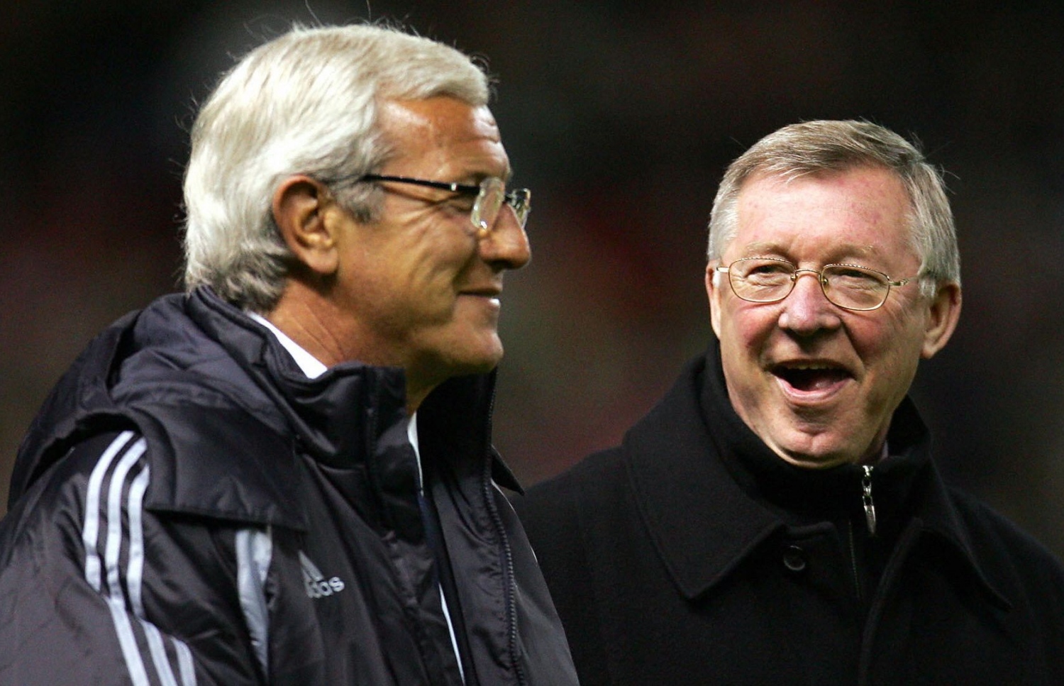 ޗައިނާ ގައުމީ ފުޓްބޯޅަ ޓީމުގެ ކޯޗު މާސެލޯ ލިއްޕީ (ވ) އާއި މެންޗެސްޓާ ޔުނައިޓެޑުގެ ކުރީގެ ކޯޗު އެލެކްސް ފާގަސަން. --ފޮޓޯ: އޭއެފްޕީ