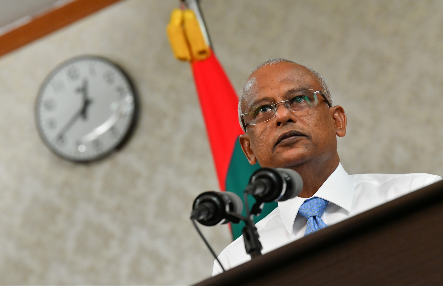 ރައީސް އިބްރާހިމް މުހައްމަދު ސޯލިހު މިއަދު ނޫސްވެރިންނާ ވާހަކަ ދައްކަވަނީ. އެމަނިކުފާނު ވިދާޅުވި ގޮތުގައި ރިލްވާންގެ މައްސަލައިގައި ފަހަތަށް ޖެހުމެއް ނެތް. --- ފޮޓޯ: ހުސެއިން ވަހީދު/ މިހާރު