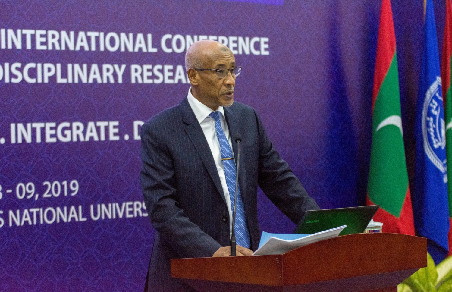 ޑރ. މުނީރު އެމްއެންޔޫގެ ކޮންފަރެންސްގައި ކުރިން ވާހަކަދައްކަވަނީ: މިއީ އިގްތިސޯދީ ދަތި ހާލަތެއް ނަމަވެސް ކުޑަކުދިންނާއި ކުދިންގެ އުނގެނުން އިސްކުރަން މިއަދު އެދިވަޑައިގެންނެވި.