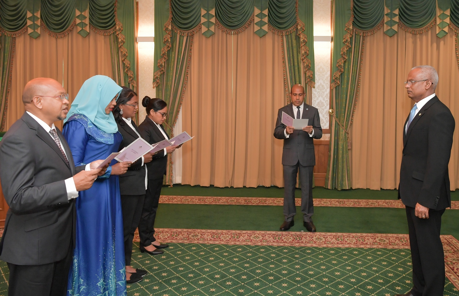 އޭސީސީއަށް އަލަށް އައްޔަންކުރެއްވި ހަތަރު ބޭފުޅުން، ރައީސް އިބްރާހިމް މުހައްމަދު ސޯލިހުގެ ކުރިފުޅުމަތީގައި މަގާމުގެ މިއަދު ހުވާކުރައްވަނީ.- ފޮޓޯ: ރައީސް އޮފީސް