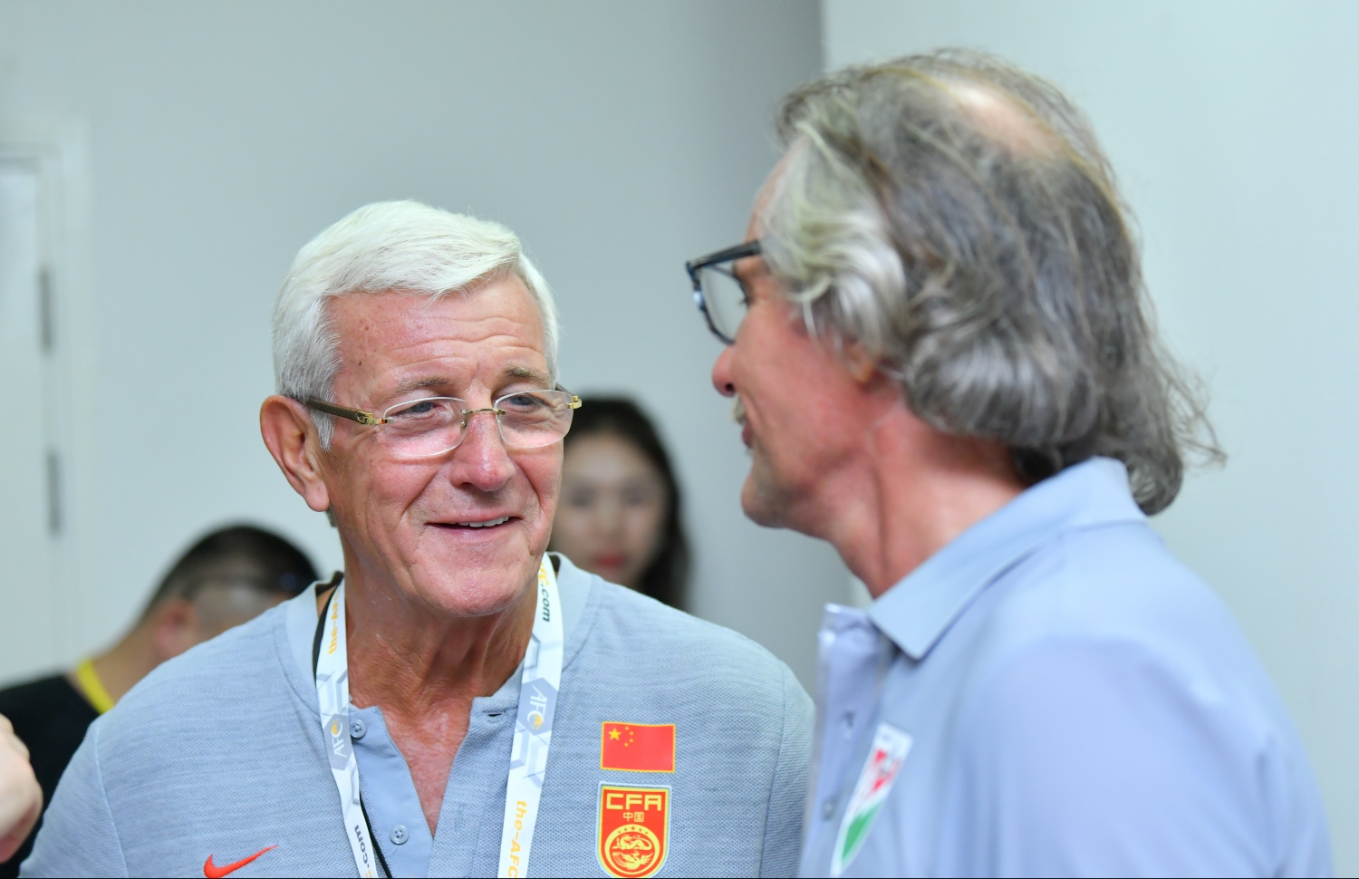 ލިއްޕީ ނޫސްވެރިންގެ ބައްދަލުވުމަށް ފަހު ގައުމީ ކޯޗު ސެގާޓާ އެކު. --ފޮޓޯ: ހުސެއިން ވަހީދު/ މިހާރު