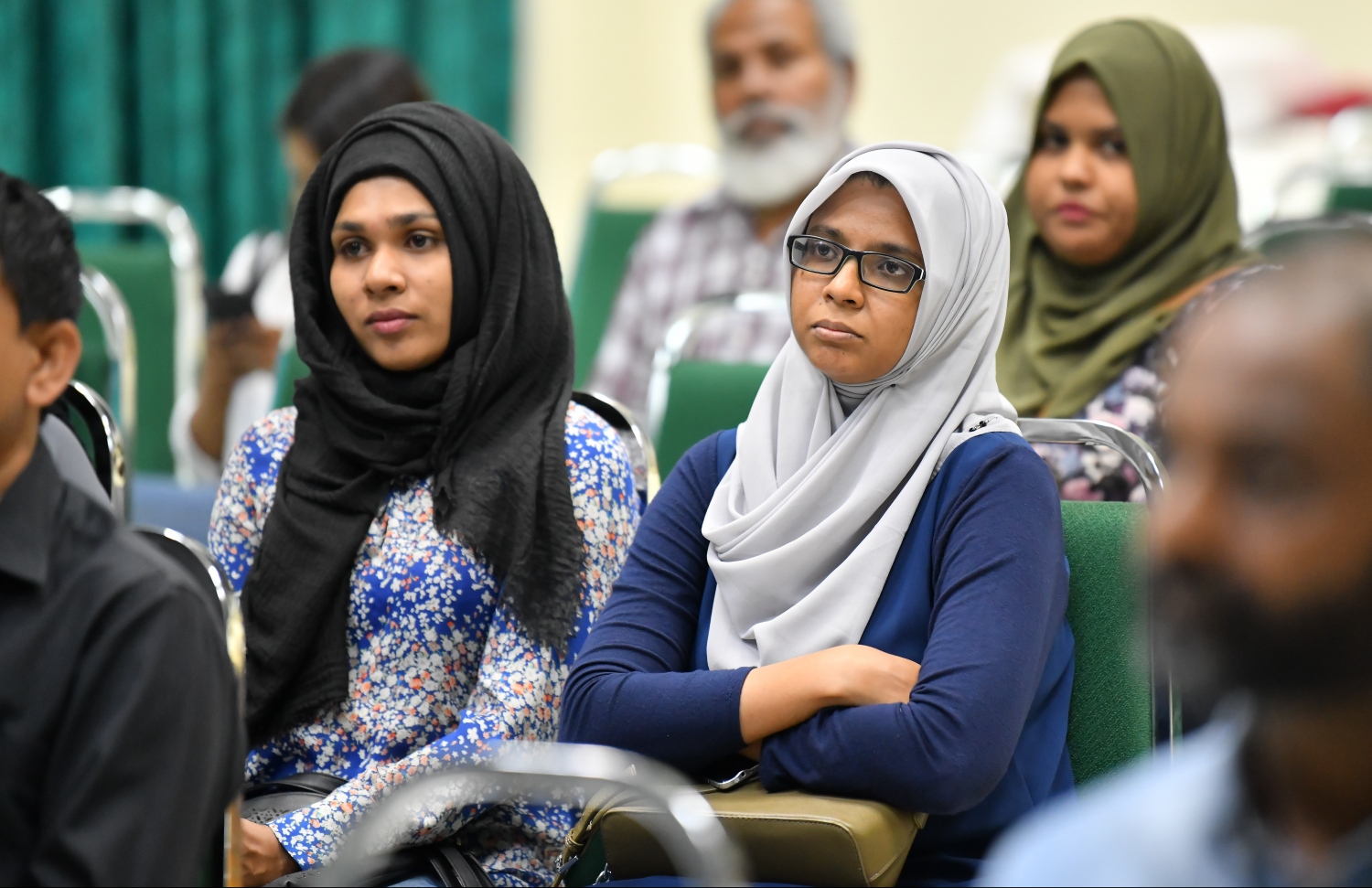 އިސްލާމިކް ޔުނިވަސިޓީގައި ބޭއްވި ފޯރަމްގައި ބައެއް ވަކީލުން ބައިވެރިވެވަޑައިގަންނަވަނީ. --- ފޮޓޯ: ހުސެއިން ވަހީދު/ މިހާރު