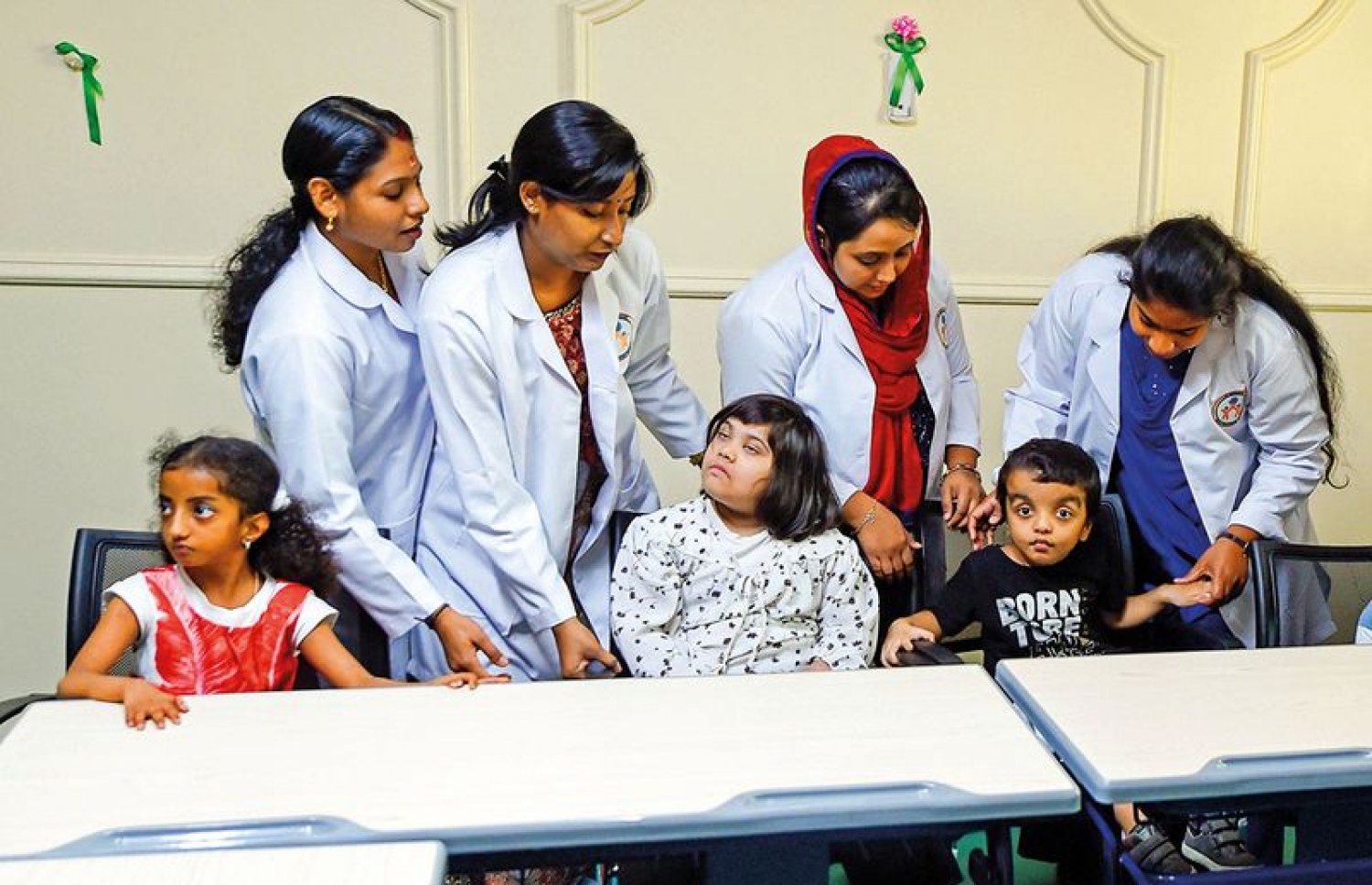 އަލް އިބްތިސާމާ ސްކޫލްގައި ޓީޗަރުންނާއި ދަރިވަރުންތަކެއް.