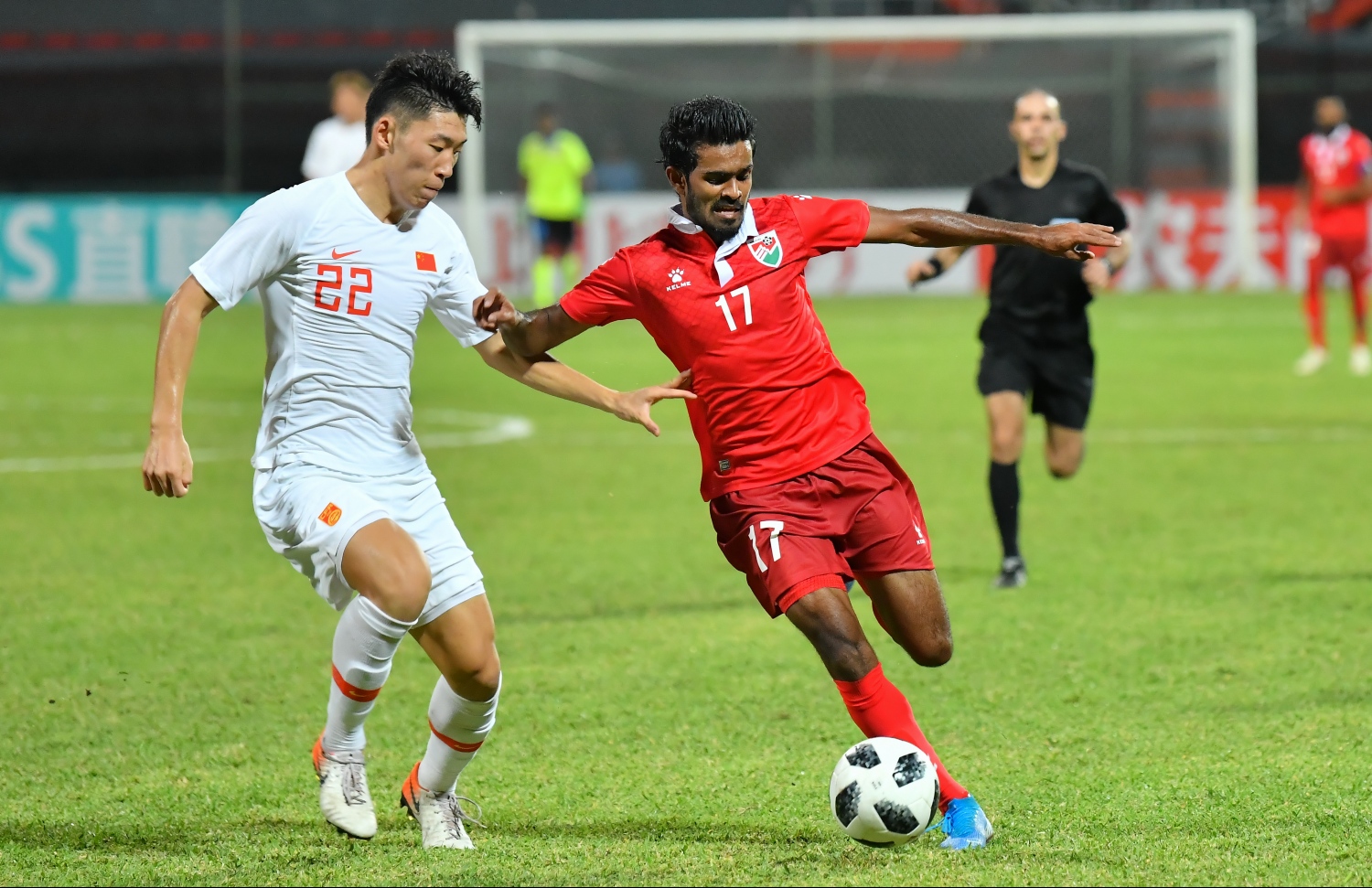 ޗައިނާއާ ދެކޮޅަށް ކުޅުނު މެޗުގެ ތެރެއިން ރާއްޖޭގެ ފޭދޫ އިއްބެ (ކ) ބޯޅަ ހިފައިގެންދާން މަސައްކަތްކުރަނީ. -- ފޮޓޯ: ހުސެއިން ވަހީދު/ މިހާރު