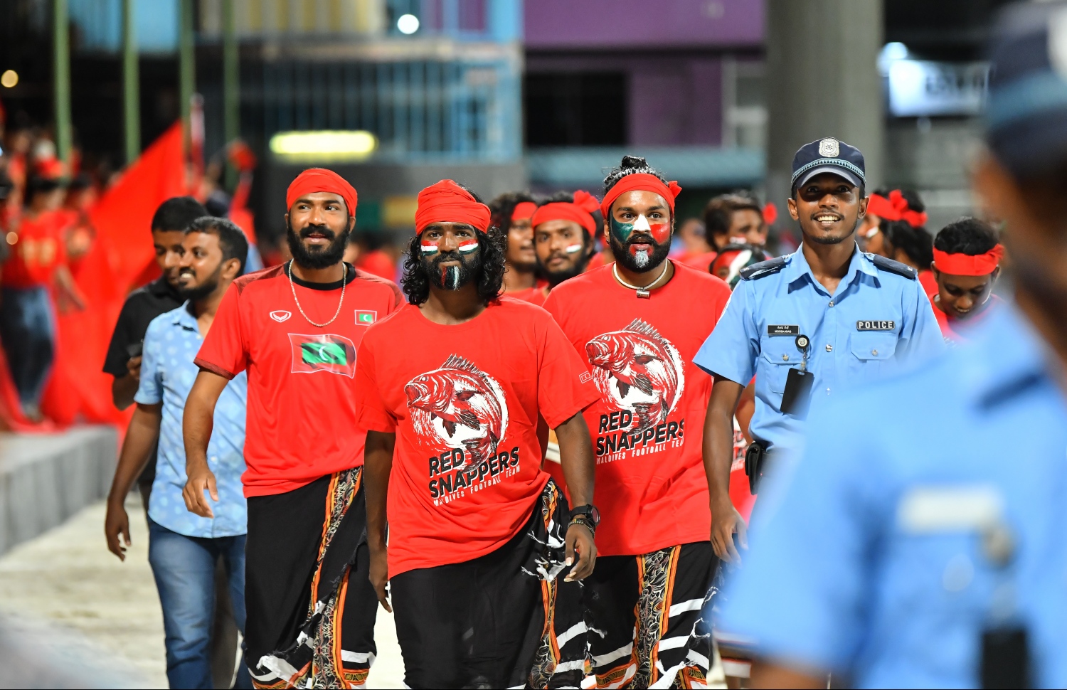 ވޯލްޑް ކަޕް ކޮލިފައިންގައި ޗައިނާއާ ދެކޮޅަށް ކުޅުނު މެޗުގެ ތެރެއިން ގައުމީ ޓީމުގެ ބައެއް ސަޕޯޓަރުން.-- ފޮޓޯ: ހުސެއިން ވަހީދު/ މިހާރު