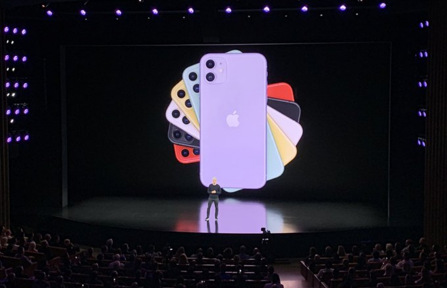 އެޕަލްގެ އާ އުފެއްދުންތައް ދައްކާލުމަށް ބޭއްވި ހާއްސަ ހަފުލާގައި ތިން މޮޑެލްއެއްގެ ފޯނު ވަނީ ތައާރަފްކޮށްފައި. އެއީ އައިފޯން 11، އައިފޯން 11 ޕްރޯ އަދި އައިފޯން 11 ޕްރޯ މެކްސް. މީގެ އިތުރުން އެޕަލް ވޮޗް ސީރީޒް 5 އާއި އައިޕެޑް 7 ވެސް ވަނީ ތައާރަފްކޮށްފައި.