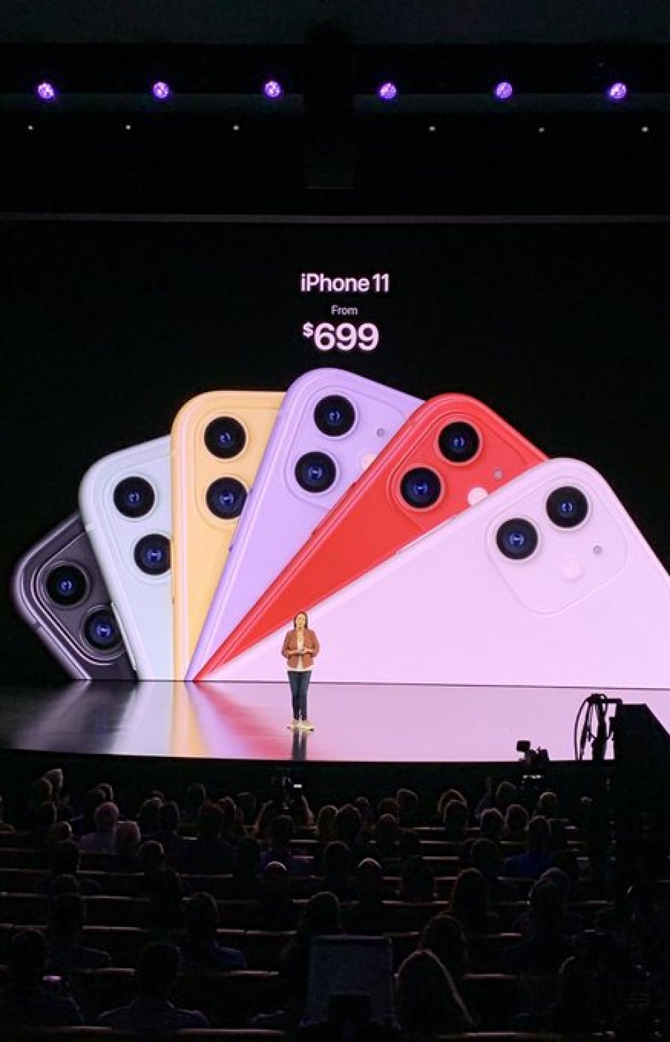 އެޕަލްގެ އާ އުފެއްދުންތައް ދައްކާލުމަށް ބޭއްވި ހާއްސަ ހަފުލާގައި ތިން މޮޑެލްއެއްގެ ފޯނު ވަނީ ތައާރަފްކޮށްފައި. އެއީ އައިފޯން 11، އައިފޯން 11 ޕްރޯ އަދި އައިފޯން 11 ޕްރޯ މެކްސް. މީގެ އިތުރުން އެޕަލް ވޮޗް ސީރީޒް 5 އާއި އައިޕެޑް 7 ވެސް ވަނީ ތައާރަފްކޮށްފައި.