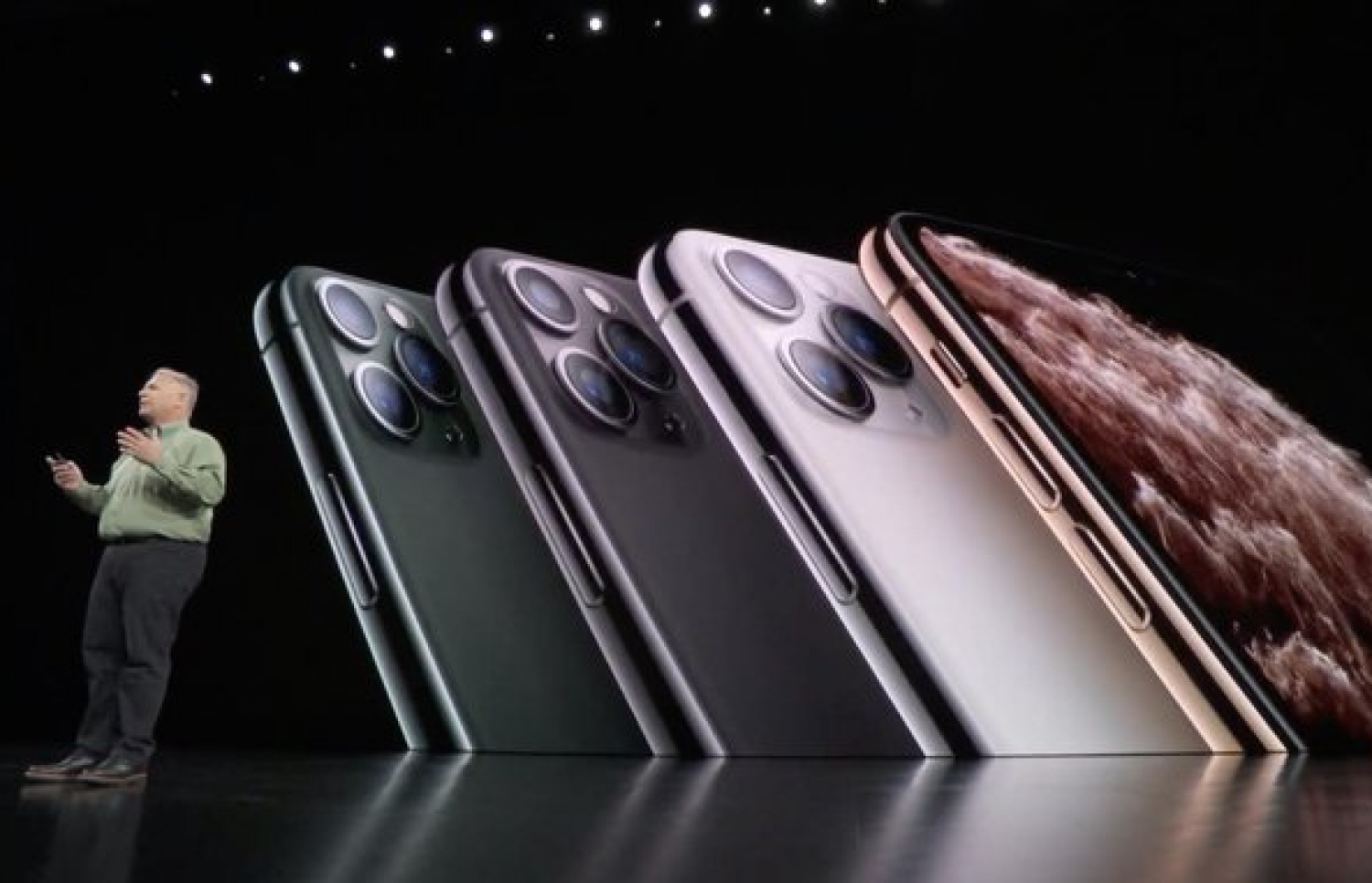 އެޕަލްގެ އާ އުފެއްދުންތައް ދައްކާލުމަށް ބޭއްވި ހާއްސަ ހަފުލާގައި ތިން މޮޑެލްއެއްގެ ފޯނު ވަނީ ތައާރަފްކޮށްފައި. އެއީ އައިފޯން 11، އައިފޯން 11 ޕްރޯ އަދި އައިފޯން 11 ޕްރޯ މެކްސް. މީގެ އިތުރުން އެޕަލް ވޮޗް ސީރީޒް 5 އާއި އައިޕެޑް 7 ވެސް ވަނީ ތައާރަފްކޮށްފައި.