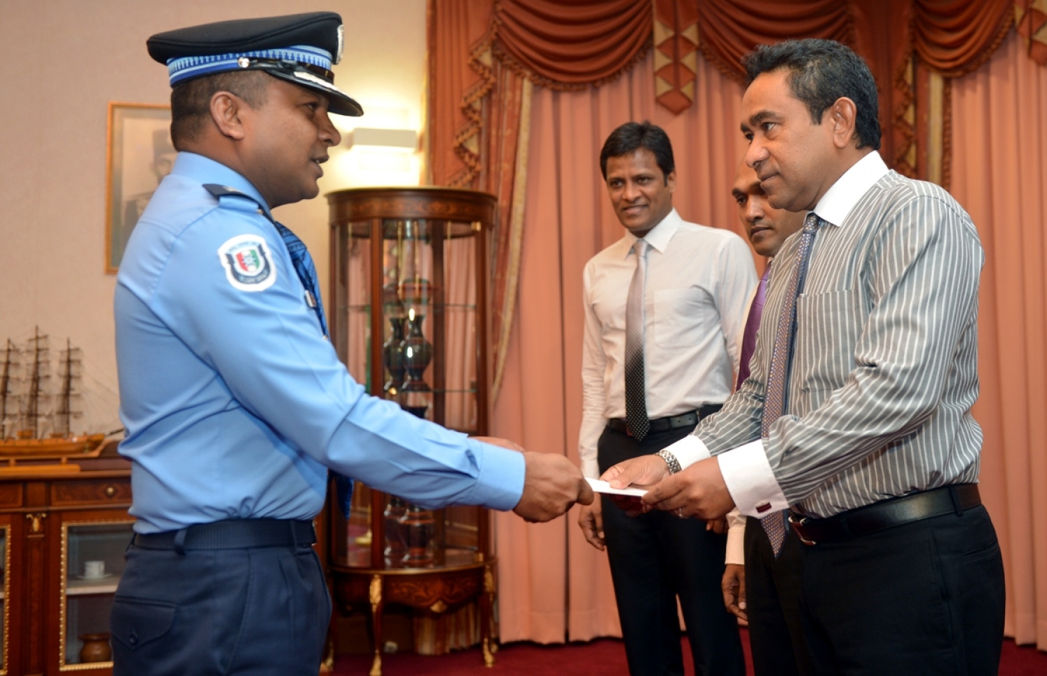 ކުރީގެ ރައީސް އަބްދުﷲ ޔާމީން، ޕޮލިސް ކޮމިޝަނަރުގެ މަގާމަށް ހުސެއިން ވަހީދު އައްޔަން ކުރައްވަނީ. --- ފޮޓޯ: ރައީސް އޮފީސް