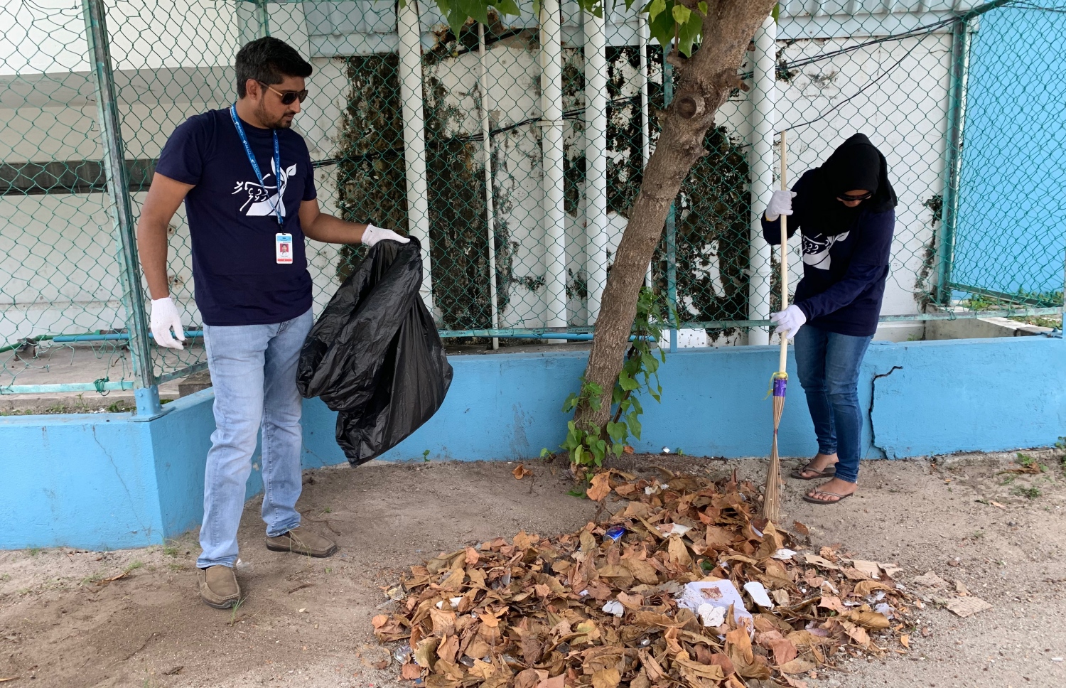 އެމްއޭސީއެލްގެ ސްޓާފުންތަކެއް ހުޅުލޭގެ ސަރަހައްދެއް ސާފު ކުރަނީ-- ފޮޓޯ: މިހާރު