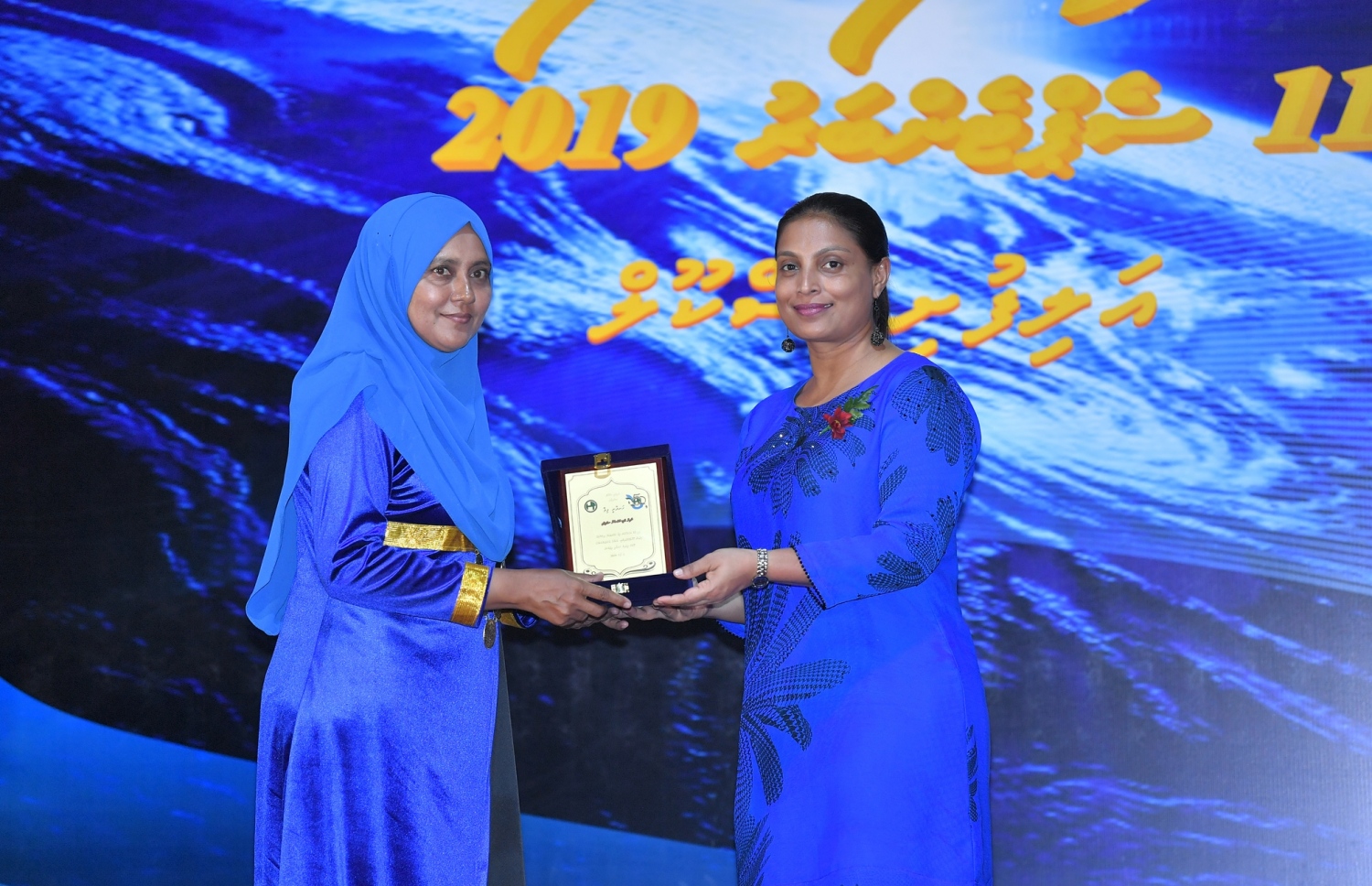 ރ. އަލިފުށި: ސެޕްޓެމްބަރު 11، 2019- އަލިފުށީ ސްކޫލަށް 50 އަހަރު ފުރުމުގެ މުނާސަބަތުގައި ބޭއްވި ޖަލްސާގައި، އެ ސްކޫލަށް ގިނަ ދުވަސްތަކެއް ވަންދެން ޚިދުމަތް ކުރި މީހަކަށް އެޑިއުކޭޝަން މިނިސްޓަރު ޑރ. އާއިޝަތު އަލީ ހަނދާނީ ފިލައެއް ހަވާލު ކޮށްދެއްވަނީ.---ފޮޓޯ: ރައީސް އޮފީސް