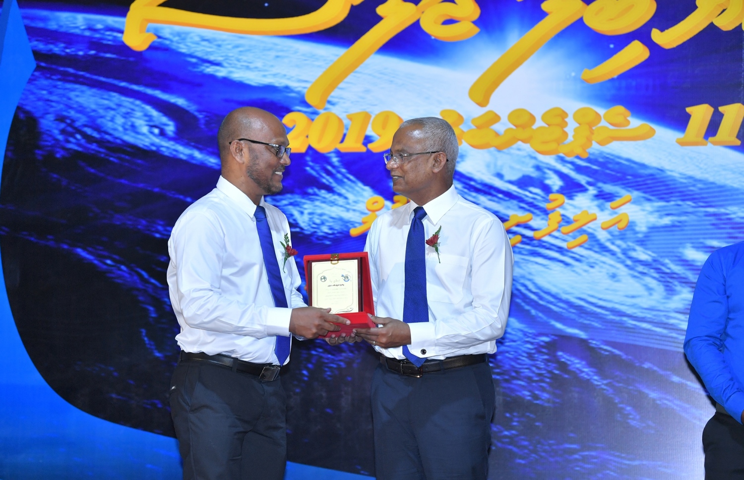 ރ. އަލިފުށި: ސެޕްޓެމްބަރު 11، 2019- އަލިފުށީ ސްކޫލަށް 50 އަހަރު ފުރުމުގެ މުނާސަބަތުގައި ބޭއްވި ޖަލްސާގައި، އެ ސްކޫލަށް ގިނަ ދުވަސްތަކެއް ވަންދެން ޚިދުމަތް ކުރި މީހަކަށް ރައީސް އިބްރާހިމް މުހައްމަދު ސޯލިހު ހަނދާނީ ފިލައެއް ހަވާލު ކޮށްދެއްވަނީ.---ފޮޓޯ: ރައީސް އޮފީސް