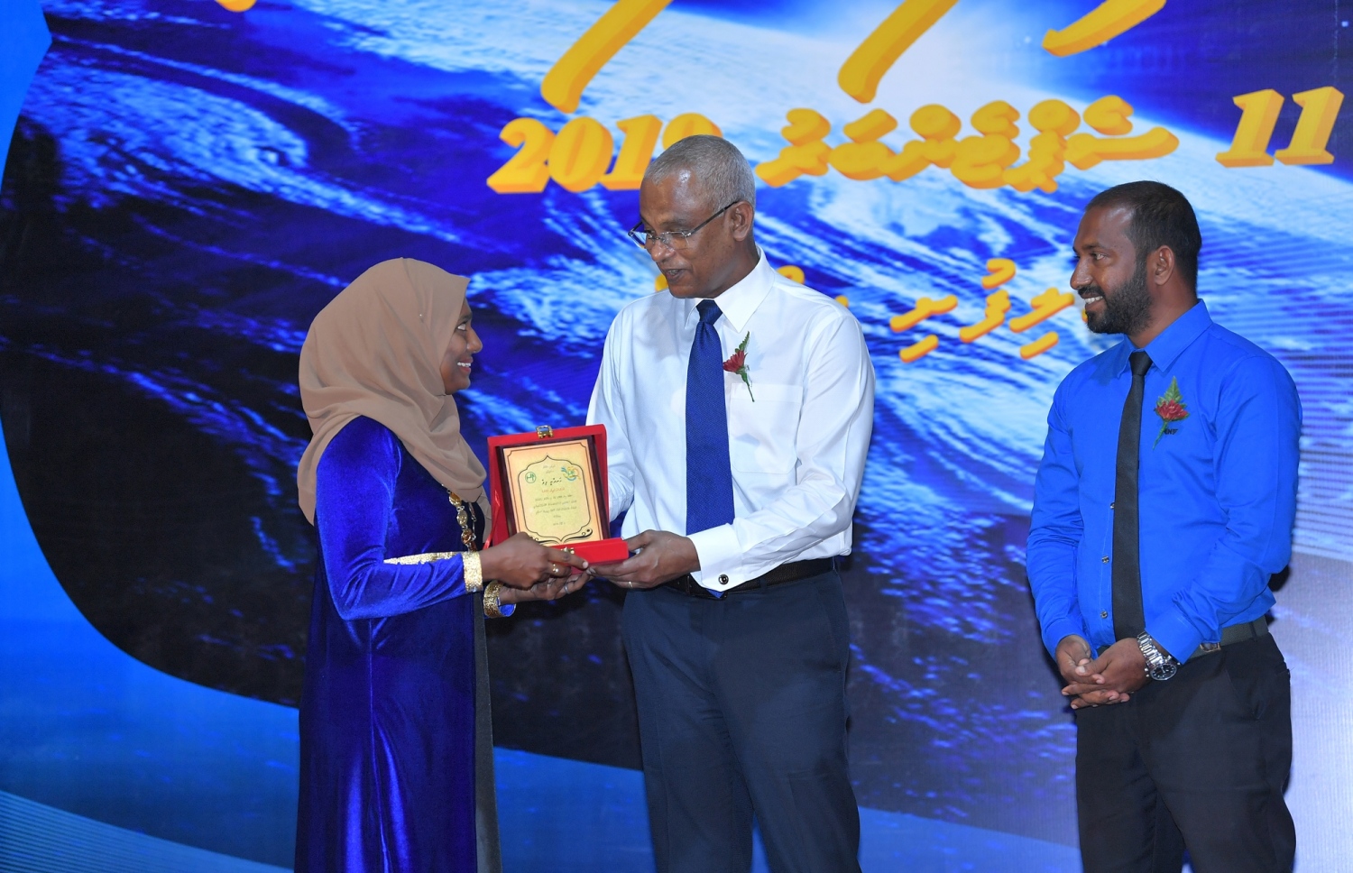 ރ. އަލިފުށި: ސެޕްޓެމްބަރު 11، 2019- އަލިފުށީ ސްކޫލަށް 50 އަހަރު ފުރުމުގެ މުނާސަބަތުގައި ބޭއްވި ޖަލްސާގައި، އެ ސްކޫލަށް ގިނަ ދުވަސްތަކެއް ވަންދެން ޚިދުމަތް ކުރި މީހަކަށް ރައީސް އިބްރާހިމް މުހައްމަދު ސޯލިހު ހަނދާނީ ފިލައެއް ހަވާލު ކޮށްދެއްވަނީ.---ފޮޓޯ: ރައީސް އޮފީސް