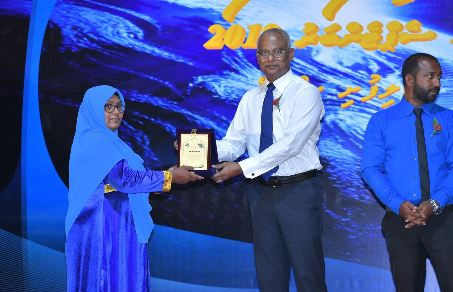 ރ. އަލިފުށި: ސެޕްޓެމްބަރު 11، 2019- އަލިފުށީ ސްކޫލަށް 50 އަހަރު ފުރުމުގެ މުނާސަބަތުގައި ބޭއްވި ޖަލްސާގައި، އެ ސްކޫލަށް ގިނަ ދުވަސްތަކެއް ވަންދެން ޚިދުމަތް ކުރި މީހަކަށް ރައީސް އިބްރާހިމް މުހައްމަދު ސޯލިހު ހަނދާނީ ފިލައެއް ހަވާލު ކޮށްދެއްވަނީ.---ފޮޓޯ: ރައީސް އޮފީސް