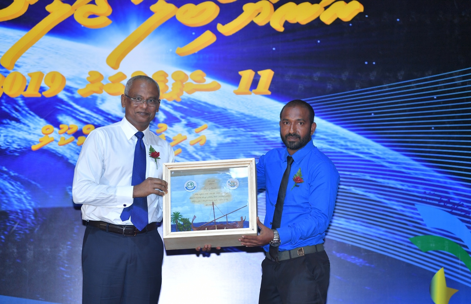 ރ. އަލިފުށި: ސެޕްޓެމްބަރު 11، 2019- އަލިފުށީ ސްކޫލަށް 50 އަހަރު ފުރުމުގެ މުނާސަބަތުގައި ބޭއްވި ޖަލްސާގައި، އެ ސްކޫލްގެ ފަރާތުން ރައީސް އިބްރާހިމް މުހައްމަދު ސޯލިހަށް ހަނދާނީ ހަދިޔާއެއް އަރުވަނީ.---ފޮޓޯ: ރައީސް އޮފީސް