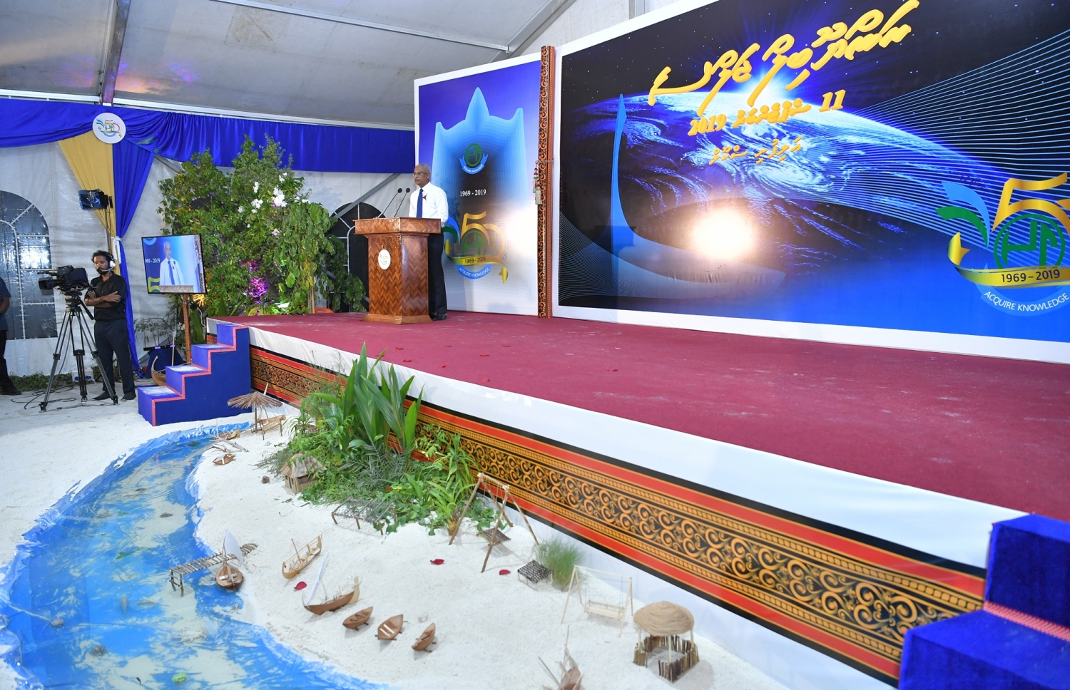 ރ. އަލިފުށި: ސެޕްޓެމްބަރު 11، 2019- އަލިފުށީ ސްކޫލަށް 50 އަހަރު ފުރުމުގެ މުނާސަބަތުގައި ބޭއްވި ޖަލްސާގައި ރައީސް އިބްރާހިމް މުހައްމަދު ސޯލިހު ވާހަކަފުޅު ދައްކަވަނީ.---ފޮޓޯ: ރައީސް އޮފީސް