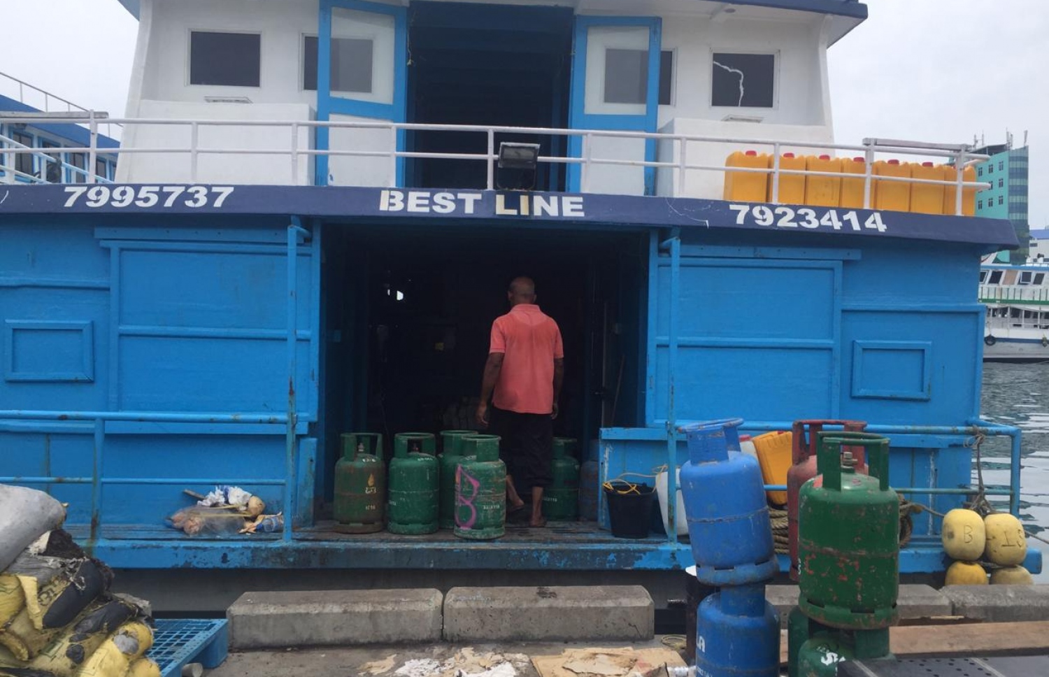 ނޯތު ހާބާގައި އޮއްވައި، ގޭސް ފުޅިއެއް ގޮވައިގެން އަލިފާނުގެ ހާދިސާ ހިނގި ބޯޓު.---ފޮޓޯ: މިހާރު