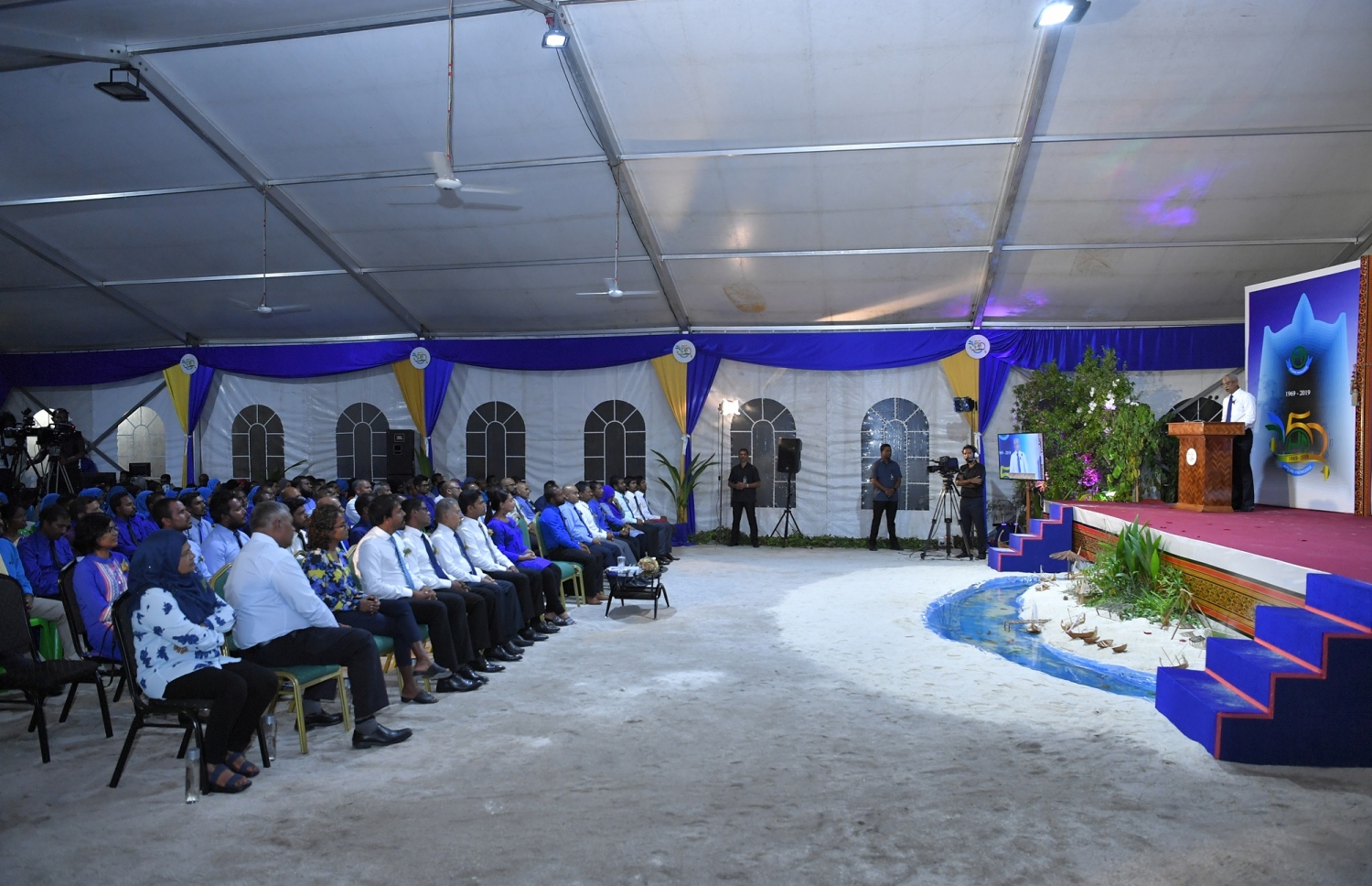 ރ. އަލިފުށި: ސެޕްޓެމްބަރު 11، 2019- އަލިފުށީ ސްކޫލަށް 50 އަހަރު ފުރުމުގެ މުނާސަބަތުގައި ބޭއްވި ޖަލްސާގައި ރައީސް އިބްރާހިމް މުހައްމަދު ސޯލިހު ވާހަކަފުޅު ދައްކަވަނީ.---ފޮޓޯ: ރައީސް އޮފީސް