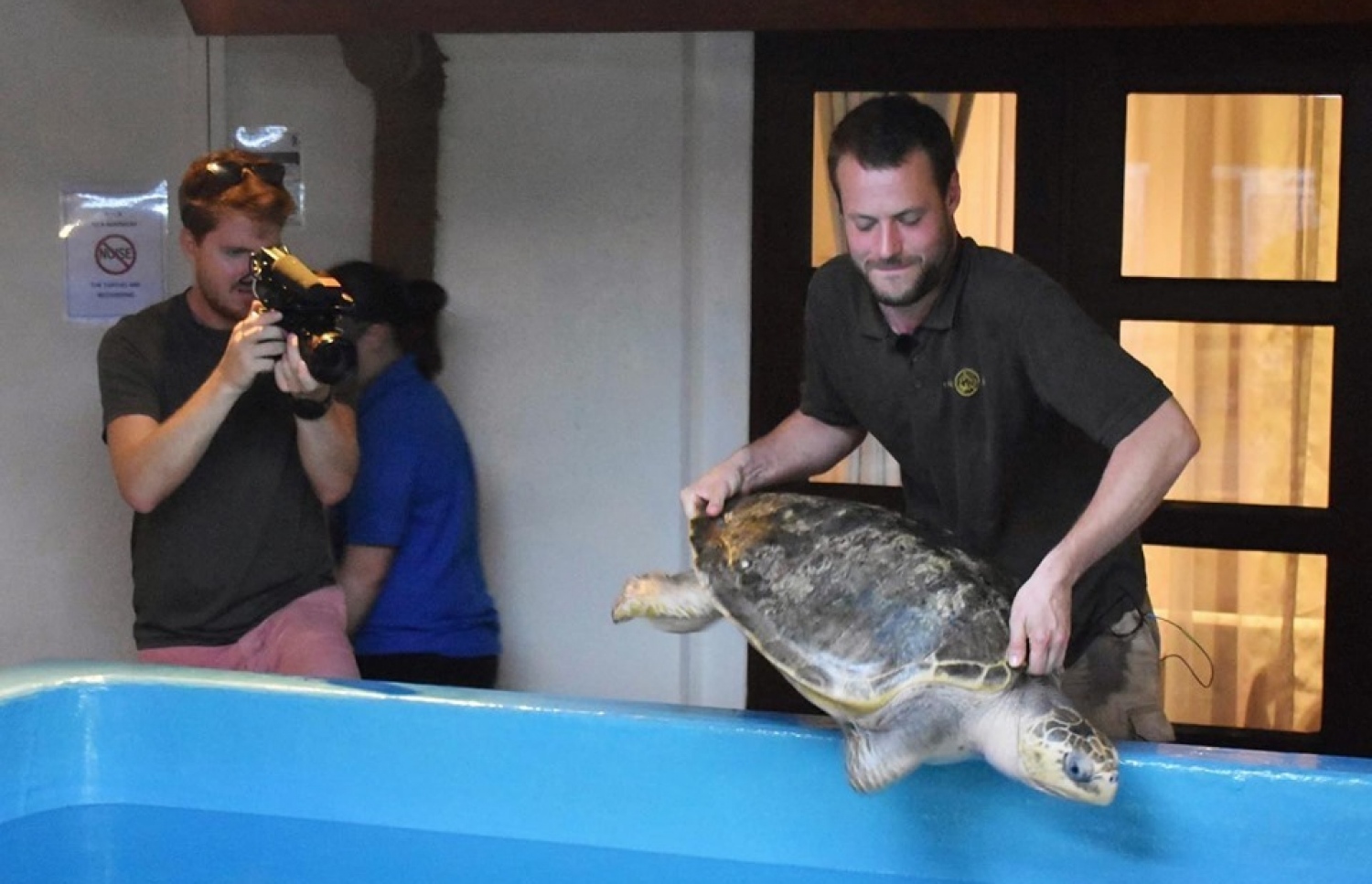 ފޯ ސީޒަންސްގެ ރިސޯޓެއްގައި ޕެގީ އަށް ފަރުވާ ދެނީ: އެ ވެލާ މިހާރު ވަނީ ބޭ އޮފް ބެންގަލް ކަނޑުގައި-- ފޮޓޯ: ފޯ ސީޒަން