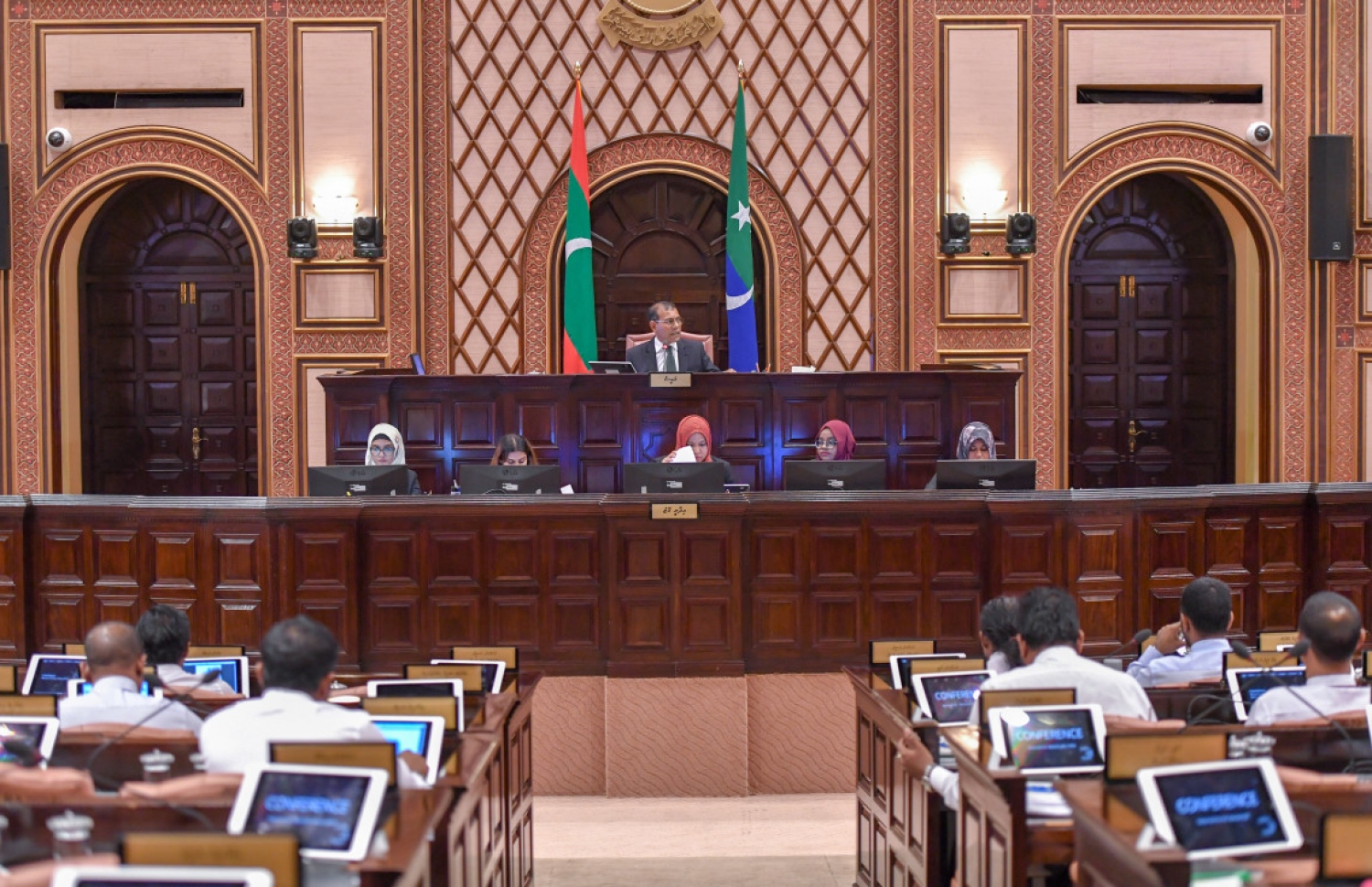 ރައްޔިތުންގެ މަޖިލިހުގެ ރައީސް މުހައްމަދު ނަޝީދު މިއަދު ޖަލްސާގެ ރިޔާސަތު ބަލަހައްޓަވަނީ. --- ފޮޓޯ: މަޖިލިސް