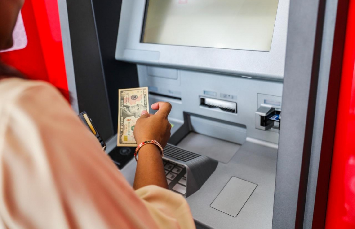 ބީއެމްއެލް އިން ހުޅުމާލޭގައި ހުޅުވި ޑޮލަރު އޭޓީއެމްގެ ބޭނުން ކުރަނީ--ފޮޓޯ: ބީއެމްއެލް