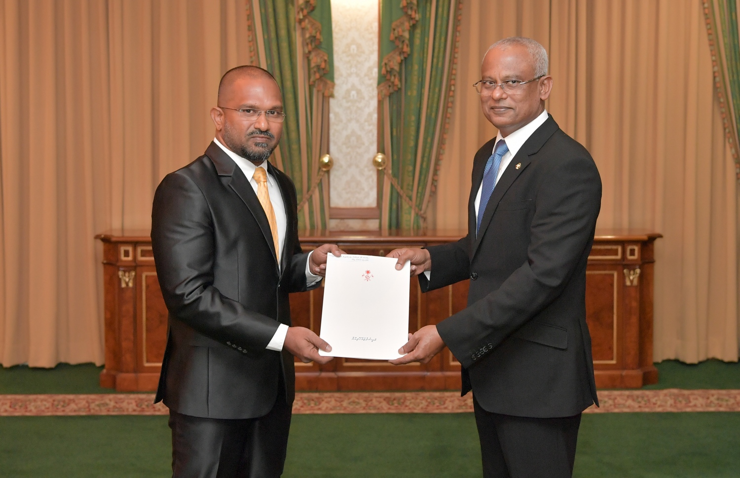 ރާއްޖެ އިން ތައިލެންޑަށް ކަނޑައެޅި ސަފީރުގެ މަގާމުގެ ފަތްކޮޅު ޖިނާހު އަށް ރައީސް އިބްރާހިމް މުހައްމަދު ސޯލިހު މިދިޔަ އަހަރުގެ ސެޕްޓެމްބަރުގައި ދެއްވަނީ.---ފޮޓޯ: ރައީސް އޮފީސް