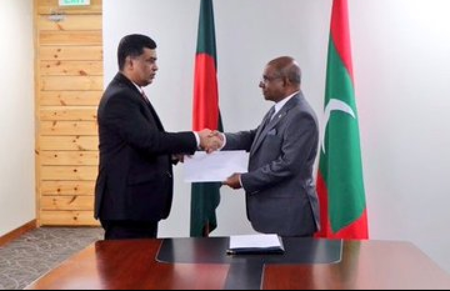 އެމްބަސީ އަޅަން ބިން ދޫކުރިކަމުގެ ލިއުން ފޮރިން މިނިސްޓަރު އަބްދުﷲ ޝާހިދު، ލަންކާ ސަފީރާ ހަވާލުކުރައްވަނީ. ފޮޓޯ: ފޮރިން މިނިސްޓްރީ