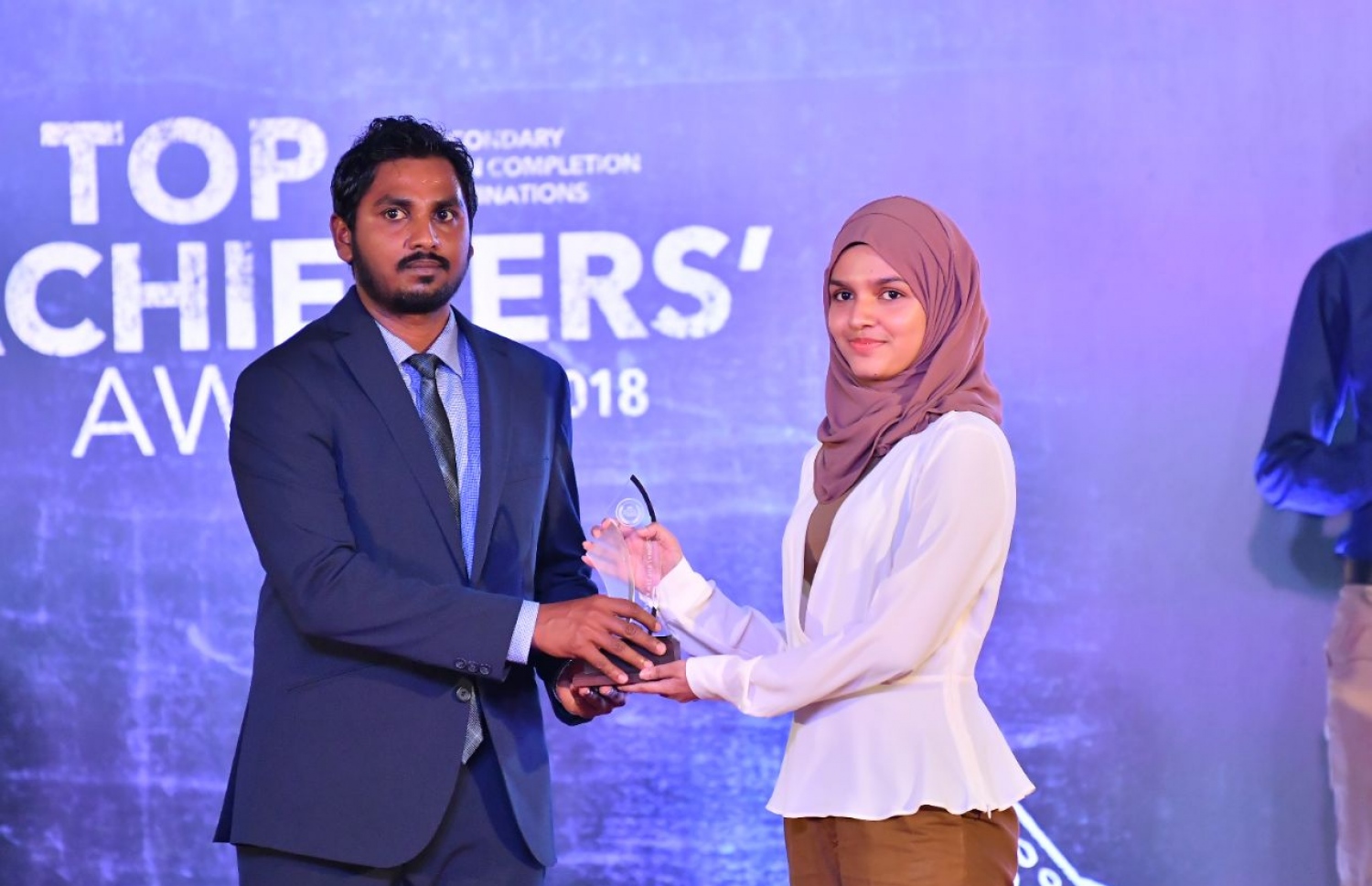 މިދިޔަ އަހަރު އޯ ލެވެލްގެ ގަދަ ދިހެއްގައި ހިމެނުނު ދަރިވަރަކަށް، އެސްޓީއޯގެ ޗީފް ފައިނޭންޝަލް އޮފިސަރު މިހާދު އެވޯޑު ހަވާލުކޮށްދެއްވަނީ .-- ފޮޓޯ: ހުސެއިން ވަހީދު/ މިހާރު