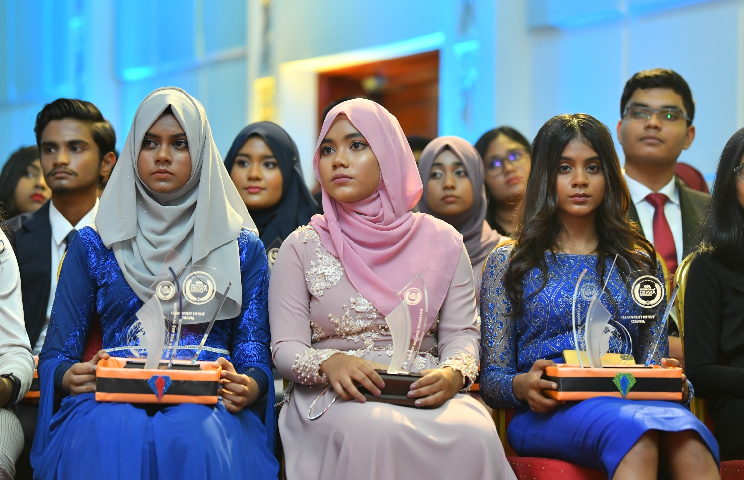 މާލެ: ސެޕްޓެމްބަރު 12، 2019: ސާނަވީ އިމްތިހާންގައި ބައިވެރިވެ ވަނަތައް ހޯދި ދަރިވަރުންނަށް އިނާމު ދިނުމަށް ދަރުބާރުގޭގައި ބޭއްވި ރަސްމިއްޔާތުގެ ތެރެއިން.---ފޮޓޯ: ހުސައިން ވަހީދު /މިހާރު