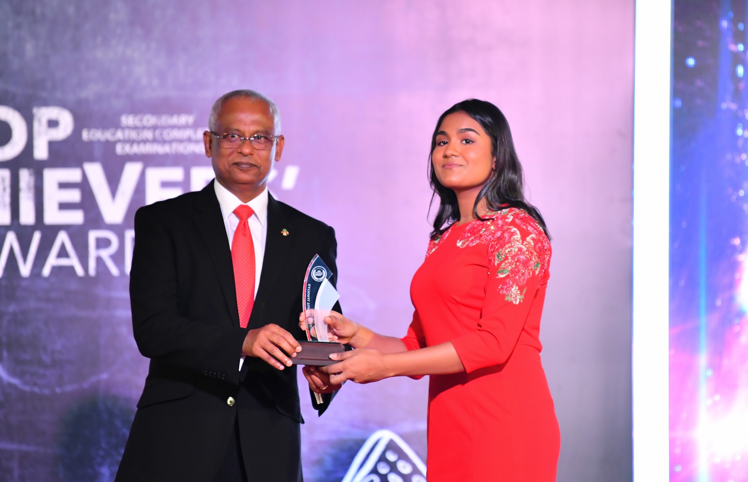 މާލެ: ސެޕްޓެމްބަރު 12، 2019: ސާނަވީ އިމްތިހާންގައި ބައިވެރިވެ ވަނަތައް ހޯދި ދަރިވަރުންނަށް އިނާމު ދިނުމަށް ދަރުބާރުގޭގައި ބޭއްވި ރަސްމިއްޔާތުގެ ތެރެއިން.---ފޮޓޯ: ހުސައިން ވަހީދު /މިހާރު