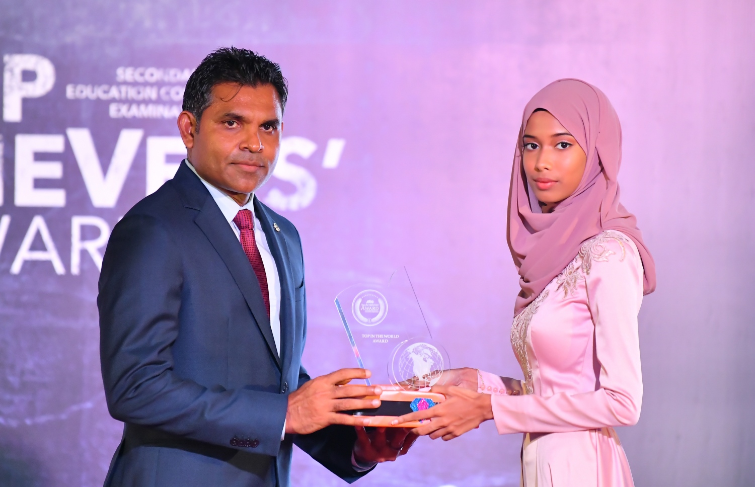 މާލެ: ސެޕްޓެމްބަރު 12، 2019: ސާނަވީ އިމްތިހާންގައި ބައިވެރިވެ ވަނަތައް ހޯދި ދަރިވަރުންނަށް އިނާމު ދިނުމަށް ދަރުބާރުގޭގައި ބޭއްވި ރަސްމިއްޔާތުގެ ތެރެއިން.---ފޮޓޯ: ހުސައިން ވަހީދު /މިހާރު