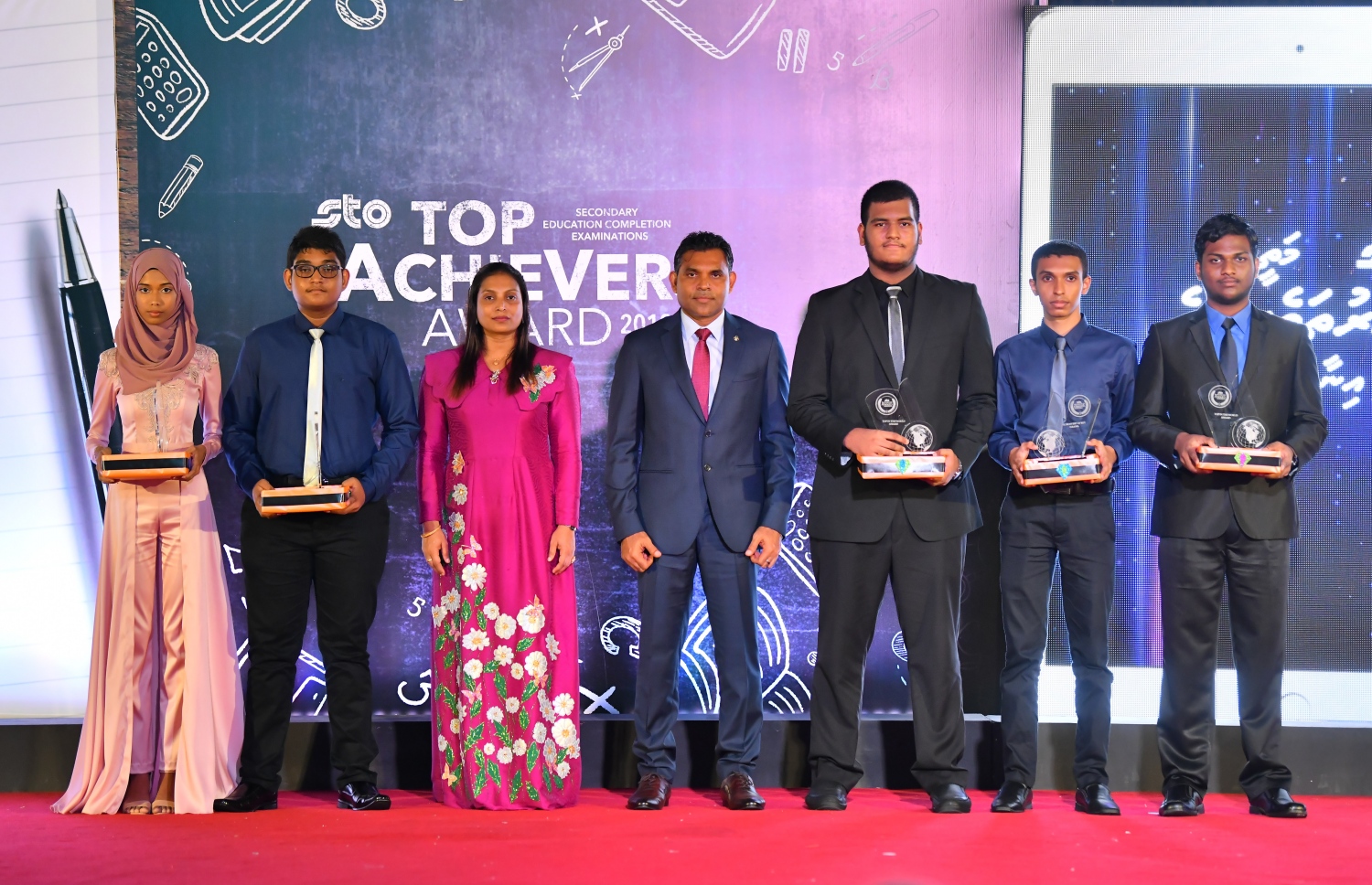 މާލެ: ސެޕްޓެމްބަރު 12، 2019: ސާނަވީ އިމްތިހާންގައި ބައިވެރިވެ ވަނަތައް ހޯދި ދަރިވަރުންނަށް އިނާމު ދިނުމަށް ދަރުބާރުގޭގައި ބޭއްވި ރަސްމިއްޔާތުގެ ތެރެއިން.---ފޮޓޯ: ހުސައިން ވަހީދު /މިހާރު