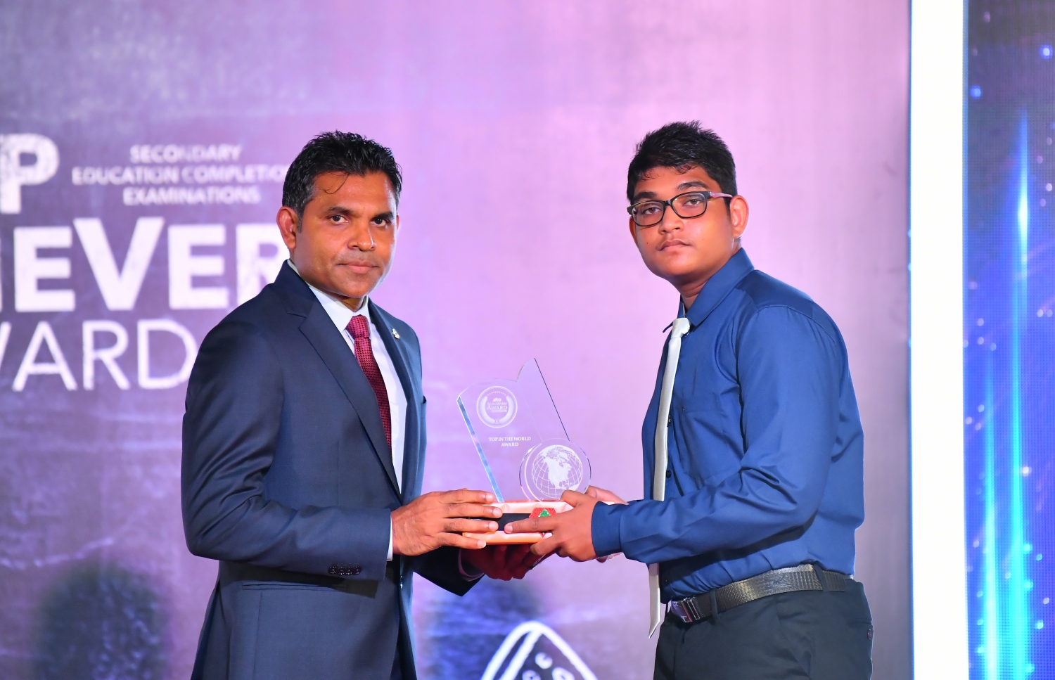 މާލެ: ސެޕްޓެމްބަރު 12، 2019: ސާނަވީ އިމްތިހާންގައި ބައިވެރިވެ ވަނަތައް ހޯދި ދަރިވަރުންނަށް އިނާމު ދިނުމަށް ދަރުބާރުގޭގައި ބޭއްވި ރަސްމިއްޔާތުގެ ތެރެއިން.---ފޮޓޯ: ހުސައިން ވަހީދު /މިހާރު