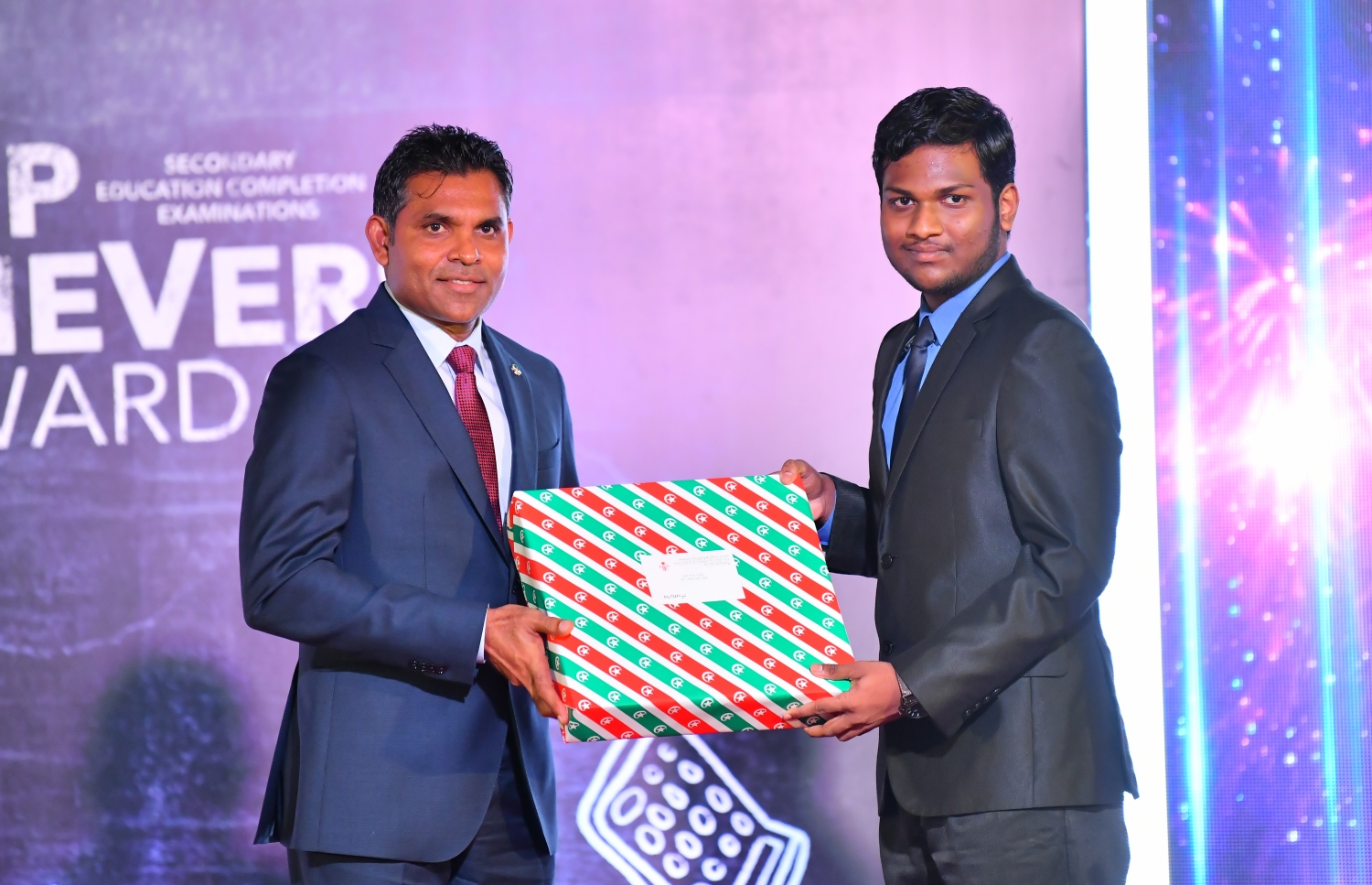 މާލެ: ސެޕްޓެމްބަރު 12، 2019: ސާނަވީ އިމްތިހާންގައި ބައިވެރިވެ ވަނަތައް ހޯދި ދަރިވަރުންނަށް އިނާމު ދިނުމަށް ދަރުބާރުގޭގައި ބޭއްވި ރަސްމިއްޔާތުގެ ތެރެއިން.---ފޮޓޯ: ހުސައިން ވަހީދު /މިހާރު