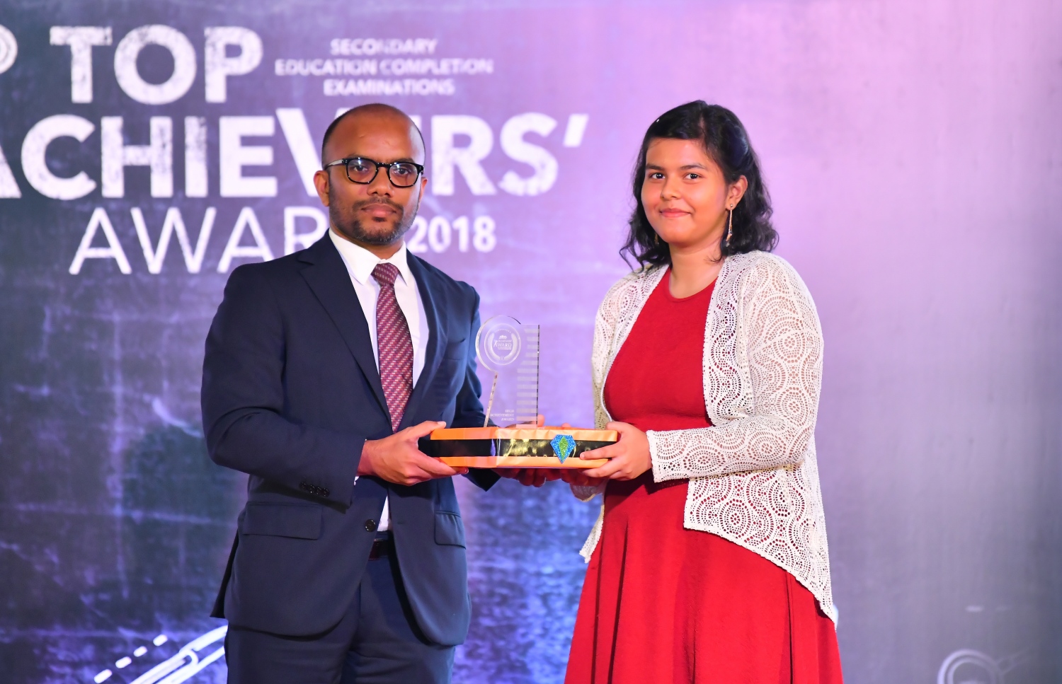 މާލެ: ސެޕްޓެމްބަރު 12، 2019: ސާނަވީ އިމްތިހާންގައި ބައިވެރިވެ ވަނަތައް ހޯދި ދަރިވަރުންނަށް އިނާމު ދިނުމަށް ދަރުބާރުގޭގައި ބޭއްވި ރަސްމިއްޔާތުގެ ތެރެއިން.---ފޮޓޯ: ހުސައިން ވަހީދު /މިހާރު