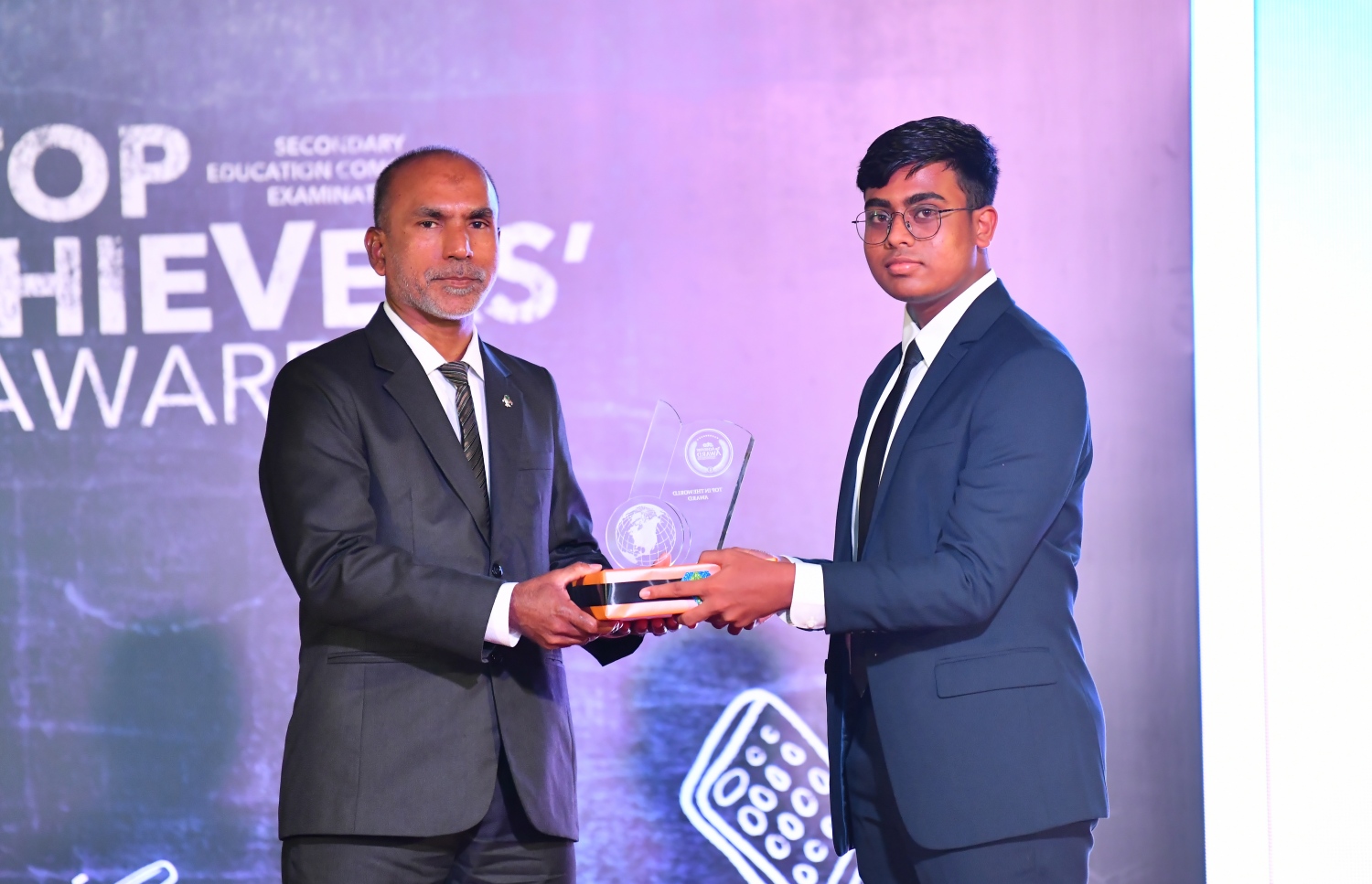 މާލެ: ސެޕްޓެމްބަރު 12، 2019: ސާނަވީ އިމްތިހާންގައި ބައިވެރިވެ ވަނަތައް ހޯދި ދަރިވަރުންނަށް އިނާމު ދިނުމަށް ދަރުބާރުގޭގައި ބޭއްވި ރަސްމިއްޔާތުގެ ތެރެއިން.---ފޮޓޯ: ހުސައިން ވަހީދު /މިހާރު