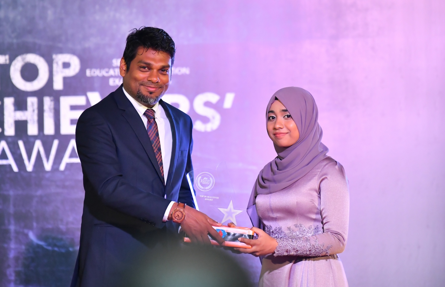 މާލެ: ސެޕްޓެމްބަރު 12، 2019: ސާނަވީ އިމްތިހާންގައި ބައިވެރިވެ ވަނަތައް ހޯދި ދަރިވަރުންނަށް އިނާމު ދިނުމަށް ދަރުބާރުގޭގައި ބޭއްވި ރަސްމިއްޔާތުގެ ތެރެއިން.---ފޮޓޯ: ހުސައިން ވަހީދު /މިހާރު