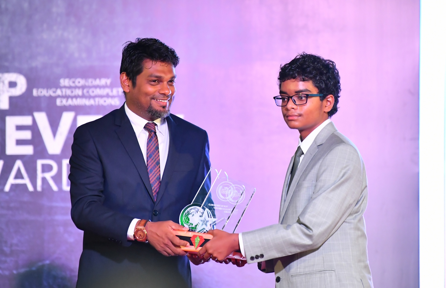 މާލެ: ސެޕްޓެމްބަރު 12، 2019: ސާނަވީ އިމްތިހާންގައި ބައިވެރިވެ ވަނަތައް ހޯދި ދަރިވަރުންނަށް އިނާމު ދިނުމަށް ދަރުބާރުގޭގައި ބޭއްވި ރަސްމިއްޔާތުގެ ތެރެއިން.---ފޮޓޯ: ހުސައިން ވަހީދު /މިހާރު