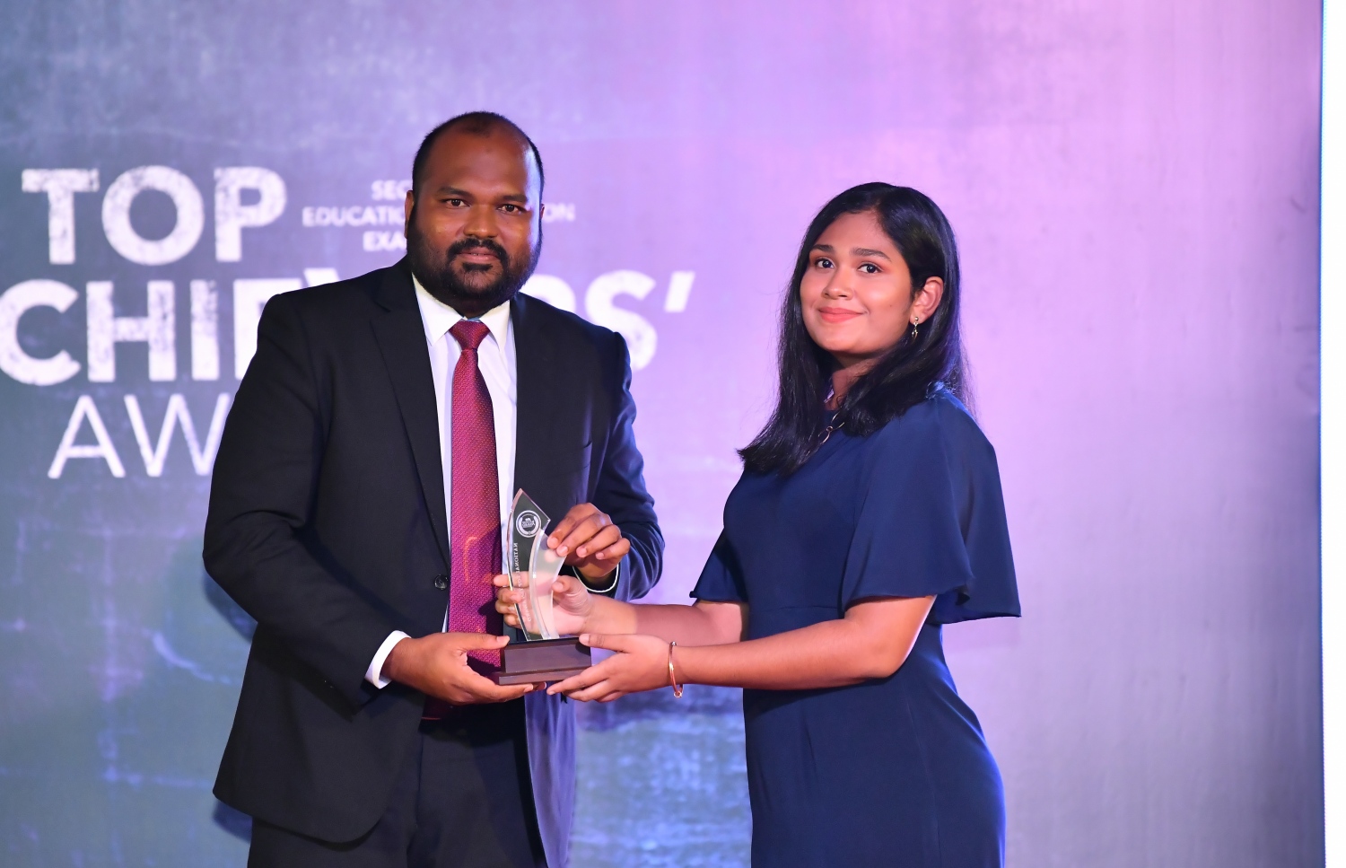 މާލެ: ސެޕްޓެމްބަރު 12، 2019: ސާނަވީ އިމްތިހާންގައި ބައިވެރިވެ ވަނަތައް ހޯދި ދަރިވަރުންނަށް އިނާމު ދިނުމަށް ދަރުބާރުގޭގައި ބޭއްވި ރަސްމިއްޔާތުގެ ތެރެއިން.---ފޮޓޯ: ހުސައިން ވަހީދު /މިހާރު