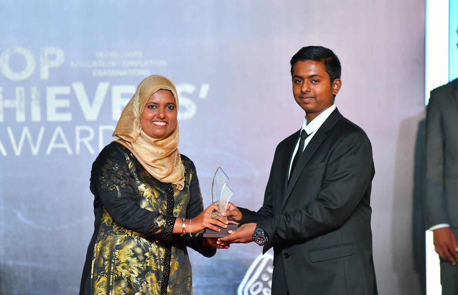 މާލެ: ސެޕްޓެމްބަރު 12، 2019: ސާނަވީ އިމްތިހާންގައި ބައިވެރިވެ ވަނަތައް ހޯދި ދަރިވަރުންނަށް އިނާމު ދިނުމަށް ދަރުބާރުގޭގައި ބޭއްވި ރަސްމިއްޔާތުގެ ތެރެއިން.---ފޮޓޯ: ހުސައިން ވަހީދު /މިހާރު