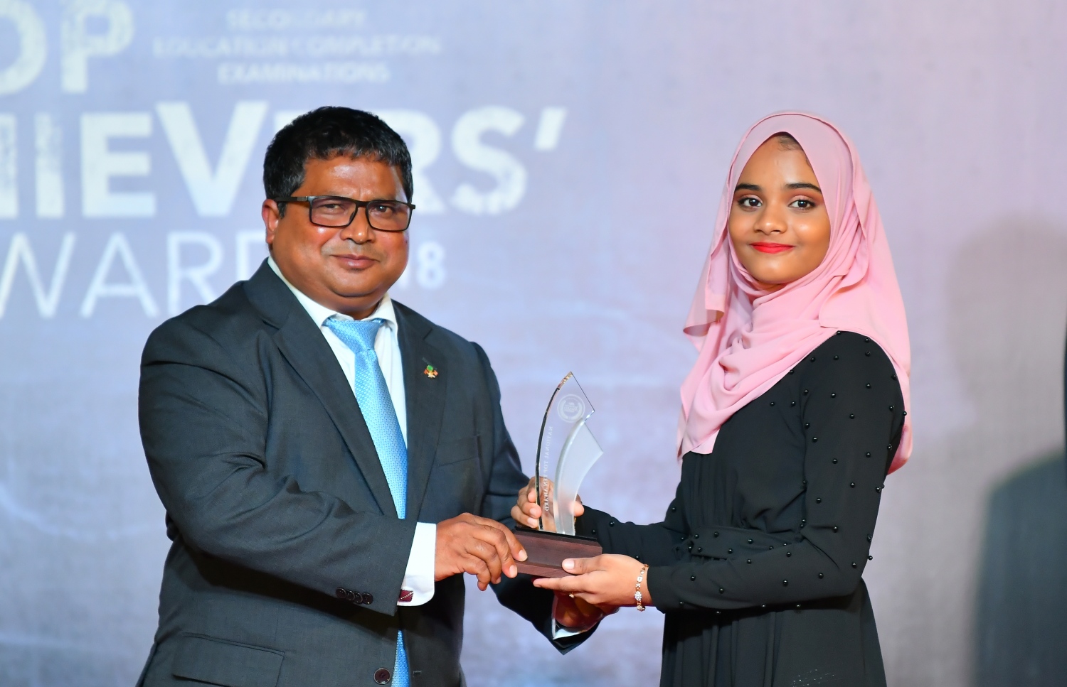 މާލެ: ސެޕްޓެމްބަރު 12، 2019: ސާނަވީ އިމްތިހާންގައި ބައިވެރިވެ ވަނަތައް ހޯދި ދަރިވަރުންނަށް އިނާމު ދިނުމަށް ދަރުބާރުގޭގައި ބޭއްވި ރަސްމިއްޔާތުގެ ތެރެއިން.---ފޮޓޯ: ހުސައިން ވަހީދު /މިހާރު