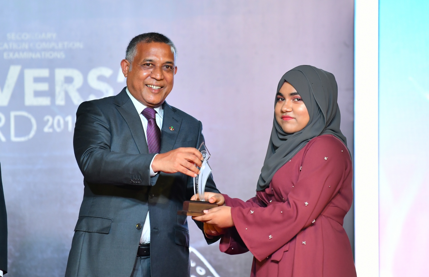 މާލެ: ސެޕްޓެމްބަރު 12، 2019: ސާނަވީ އިމްތިހާންގައި ބައިވެރިވެ ވަނަތައް ހޯދި ދަރިވަރުންނަށް އިނާމު ދިނުމަށް ދަރުބާރުގޭގައި ބޭއްވި ރަސްމިއްޔާތުގެ ތެރެއިން.---ފޮޓޯ: ހުސައިން ވަހީދު /މިހާރު