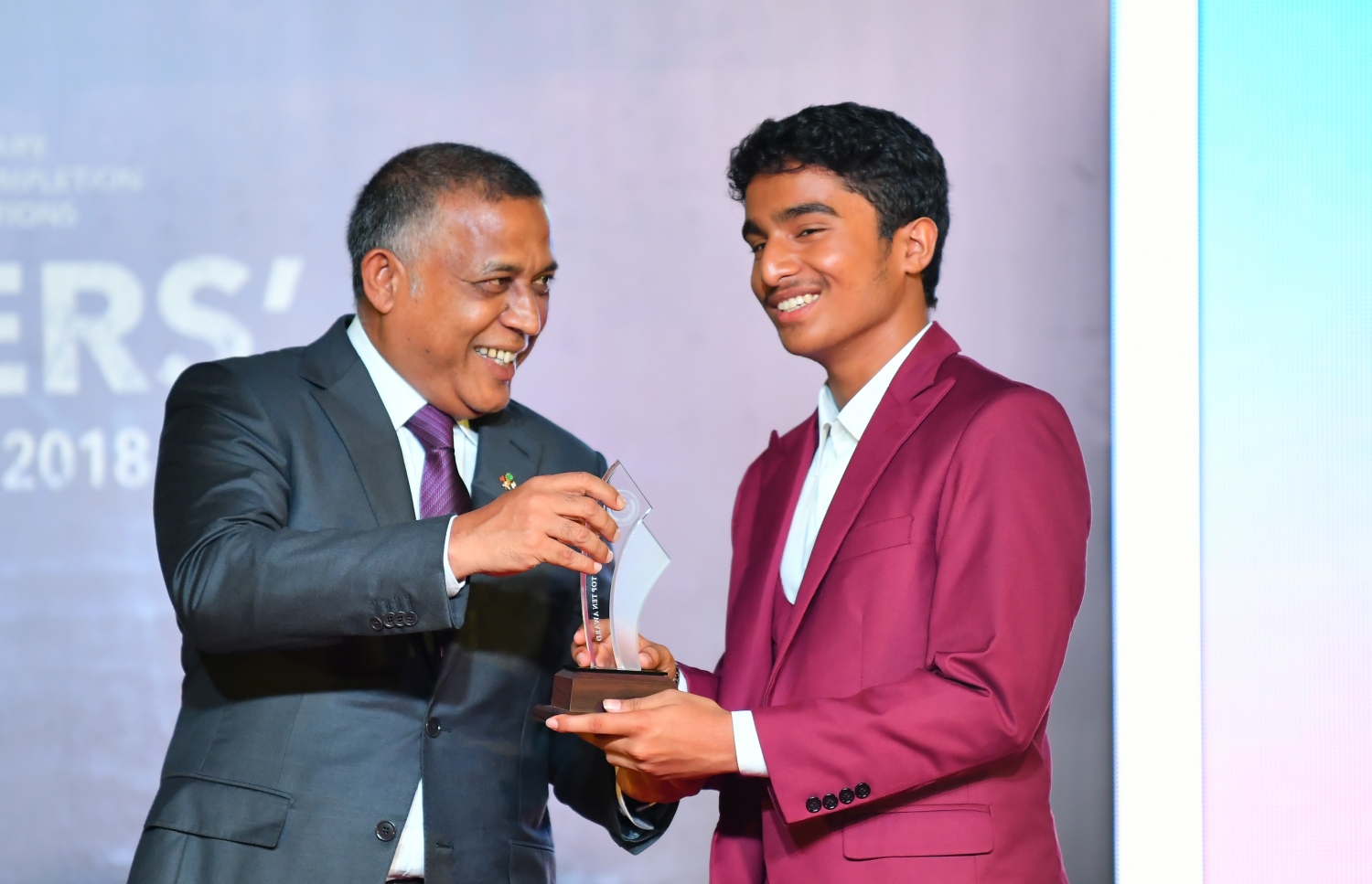 މާލެ: ސެޕްޓެމްބަރު 12، 2019: ސާނަވީ އިމްތިހާންގައި ބައިވެރިވެ ވަނަތައް ހޯދި ދަރިވަރުންނަށް އިނާމު ދިނުމަށް ދަރުބާރުގޭގައި ބޭއްވި ރަސްމިއްޔާތުގެ ތެރެއިން.---ފޮޓޯ: ހުސައިން ވަހީދު /މިހާރު