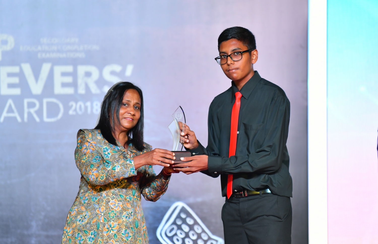 މާލެ: ސެޕްޓެމްބަރު 12، 2019: ސާނަވީ އިމްތިހާންގައި ބައިވެރިވެ ވަނަތައް ހޯދި ދަރިވަރުންނަށް އިނާމު ދިނުމަށް ދަރުބާރުގޭގައި ބޭއްވި ރަސްމިއްޔާތުގެ ތެރެއިން.---ފޮޓޯ: ހުސައިން ވަހީދު /މިހާރު